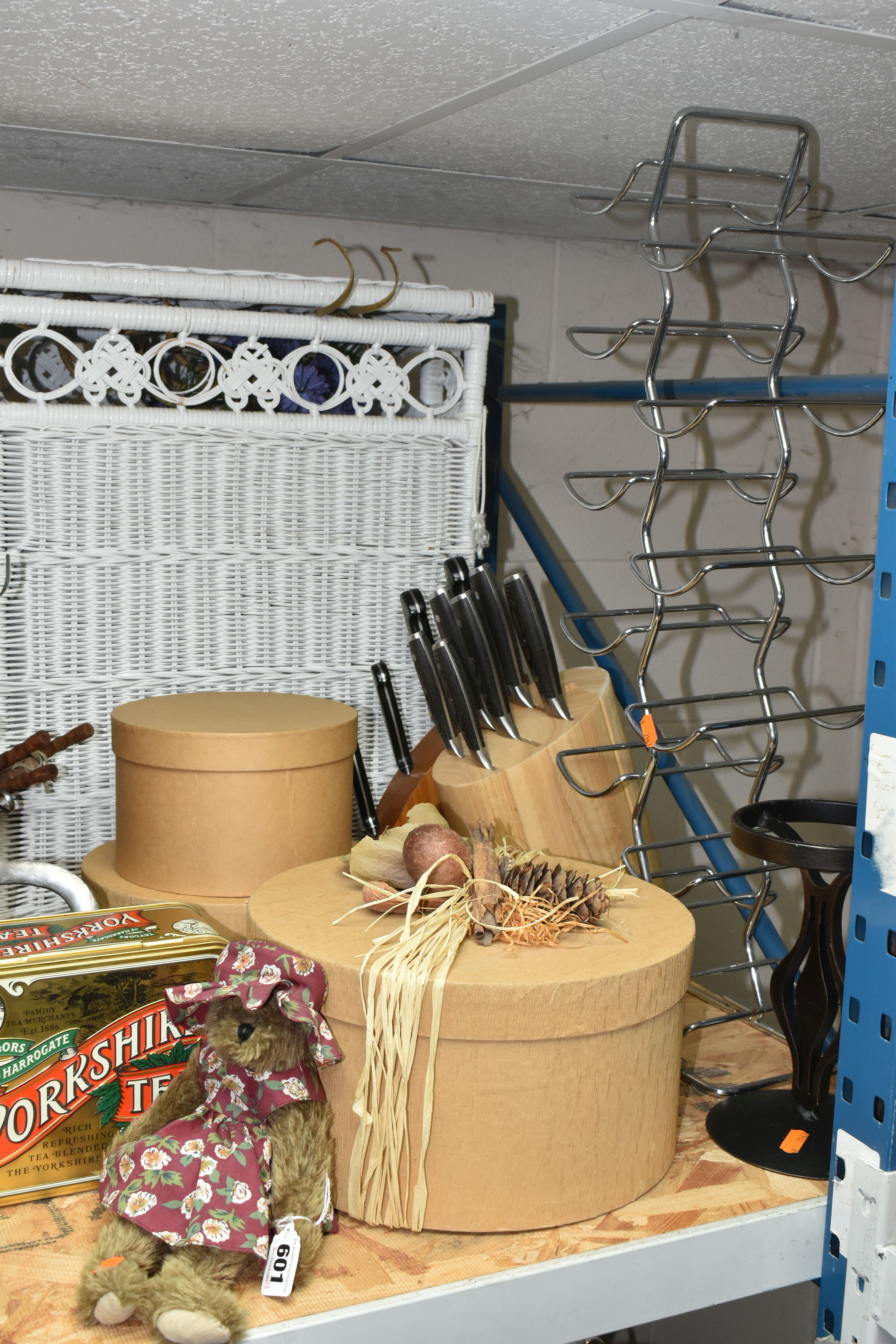 A COLLECTION OF DECORATIVE AND HOUSEHOLD ITEMS, to include a white wicker laundry basket, three - Image 3 of 5