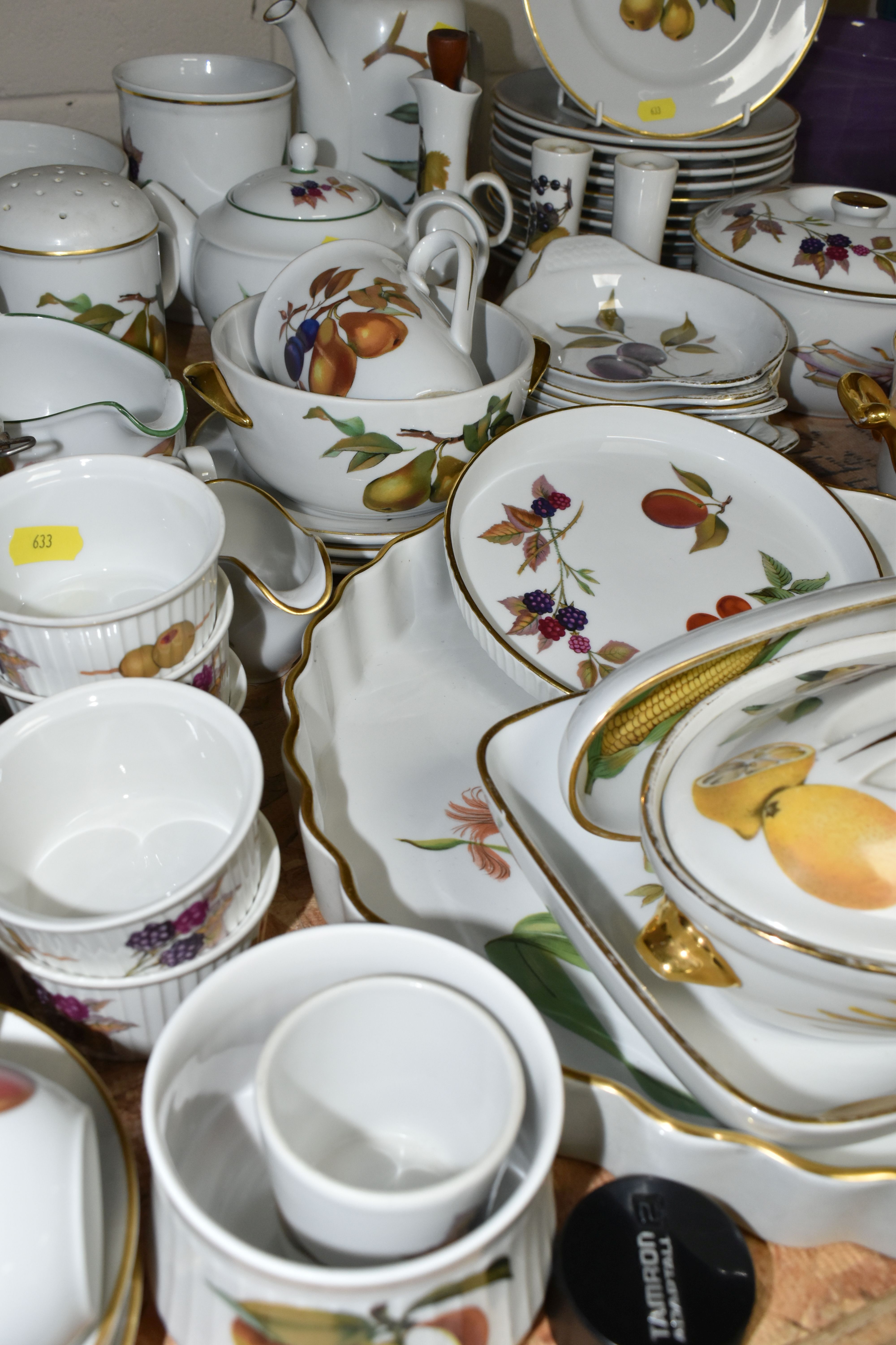 A QUANTITY OF ROYAL WORCESTER 'EVESHAM' TEA AND DINNER WARES ETC, to include six small teacups and - Image 6 of 6
