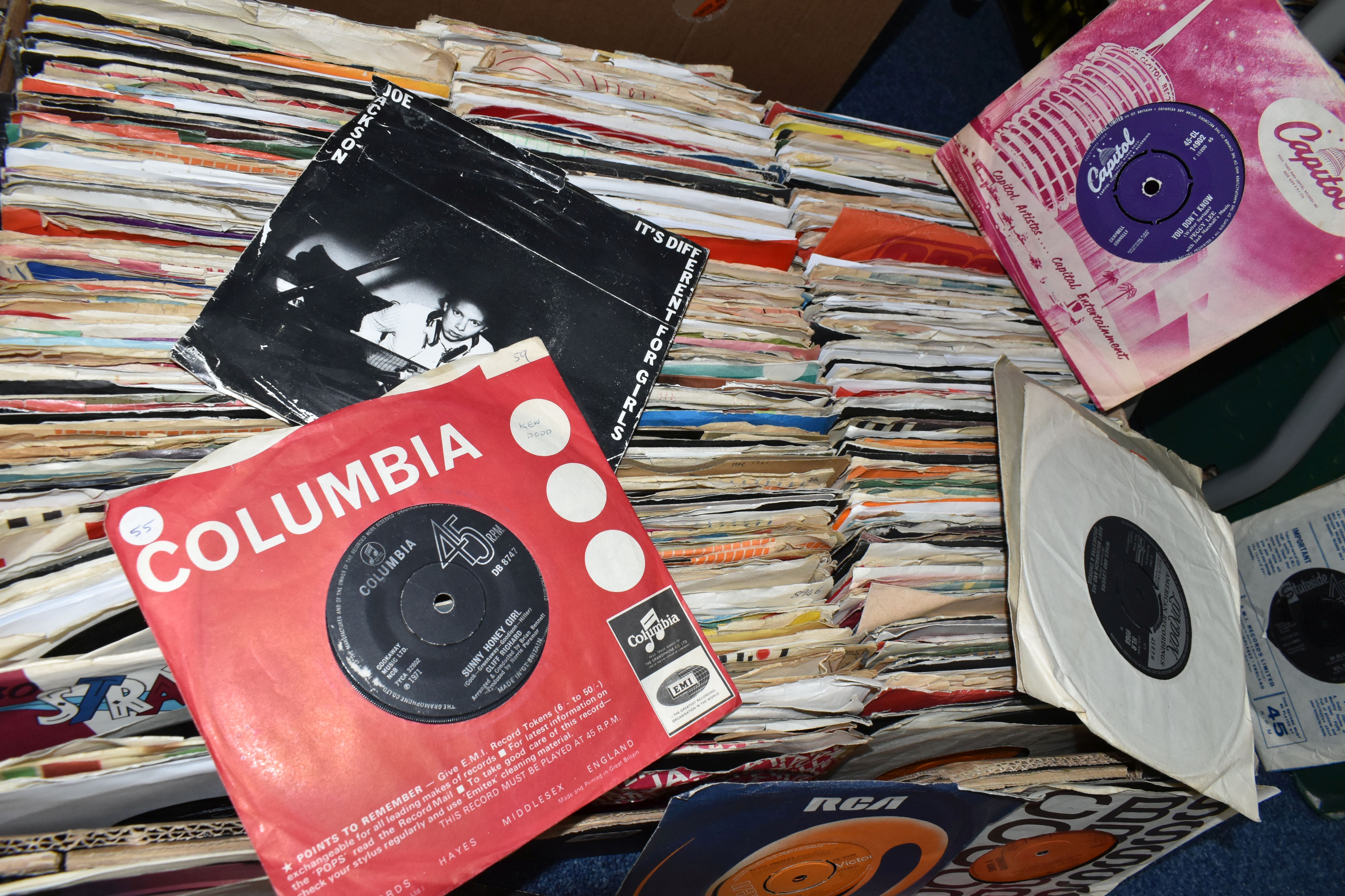 A BOX OF VINYL SINGLES, over three hundred records, artists to include Elvis Presley, Simon and - Image 2 of 2