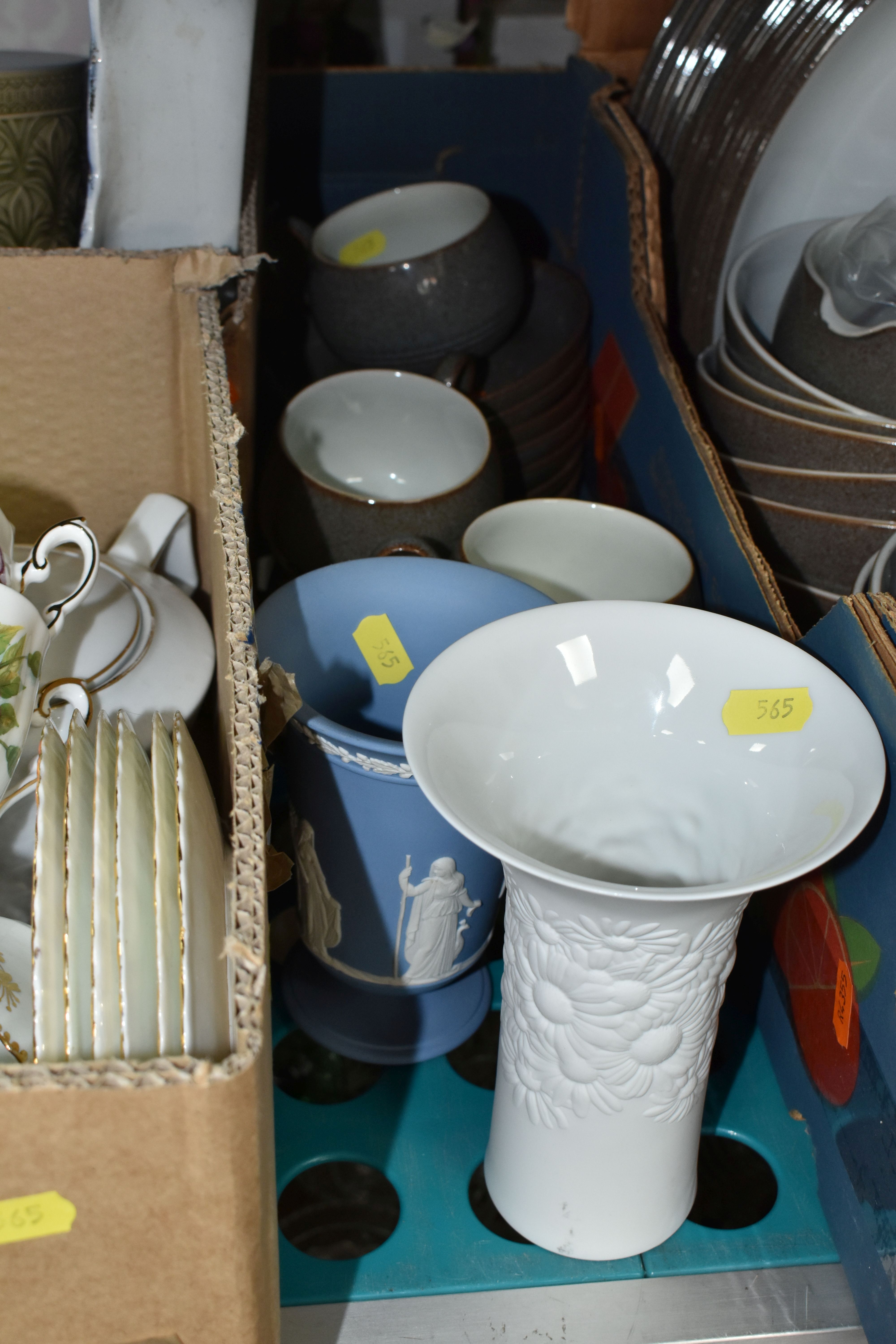 SIX BOXES OF CERAMICS AND GLASSWARE, to include a Limoges porcelain dinner set, decorated with a - Image 7 of 12