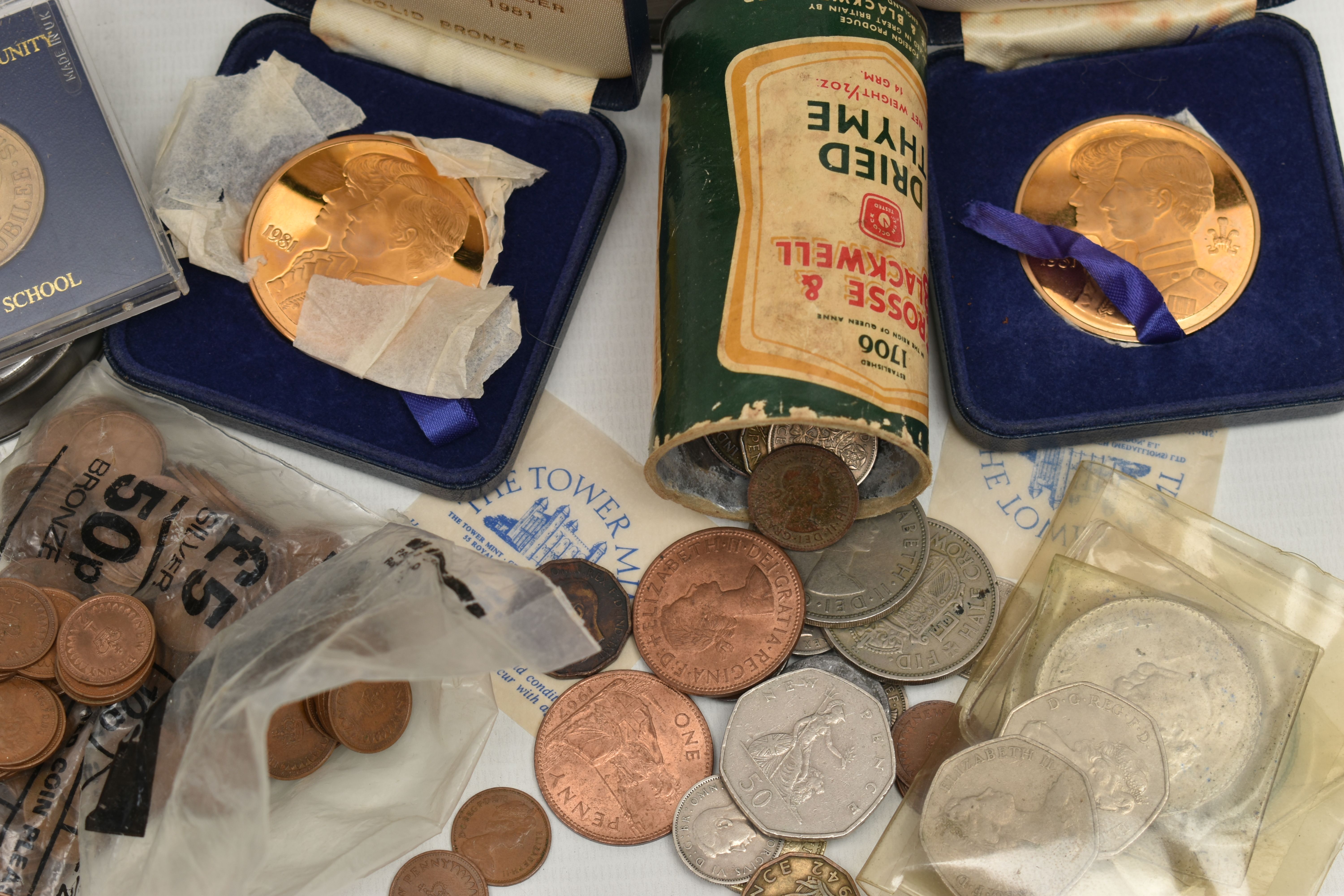 A PLASTIC BASKET WITH A SMALL AMOUNT OF MAINLY 20th CENTURY COINS, to include 2x boxed solid - Image 3 of 3