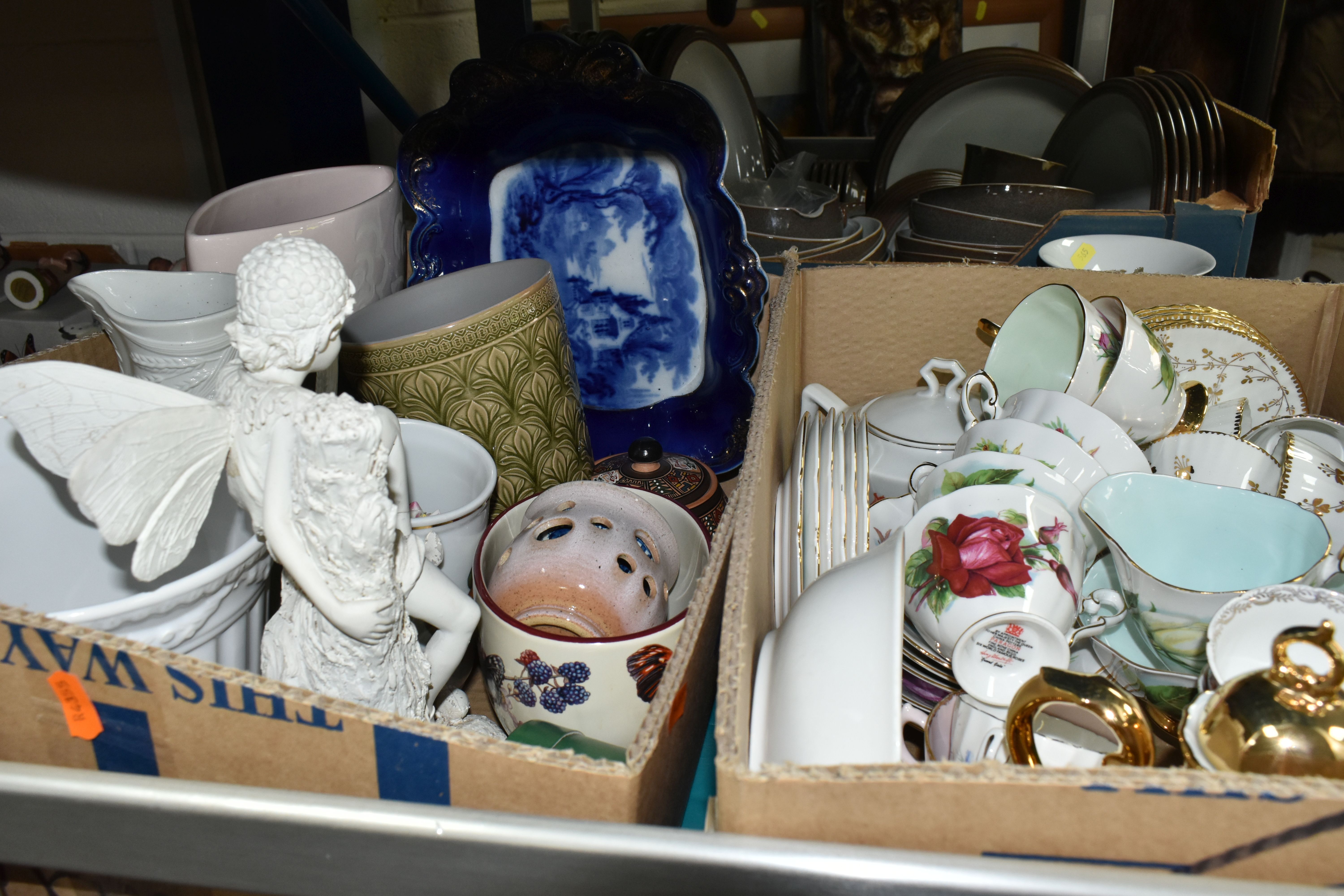 SIX BOXES OF CERAMICS AND GLASSWARE, to include a Limoges porcelain dinner set, decorated with a - Image 9 of 12