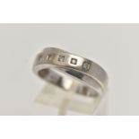 A 9CT WHITE GOLD DIAMOND RING, crossed band design set with a row of five small round brilliant