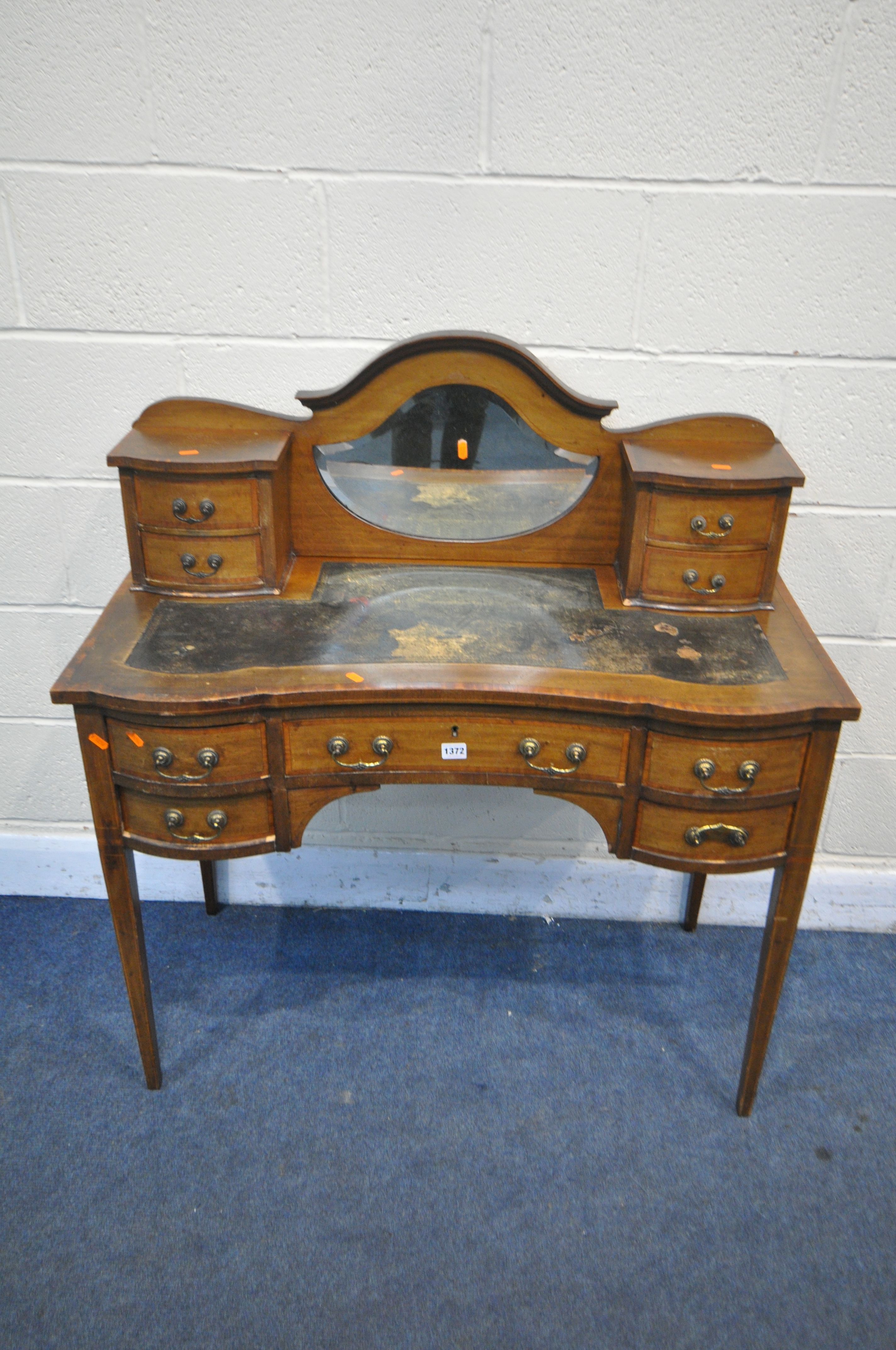 A LATE 19TH/ EARLY 20TH CENTURY MAHOGANY AND CROSSBANDED LADIES DESK, with an arrangement of drawers