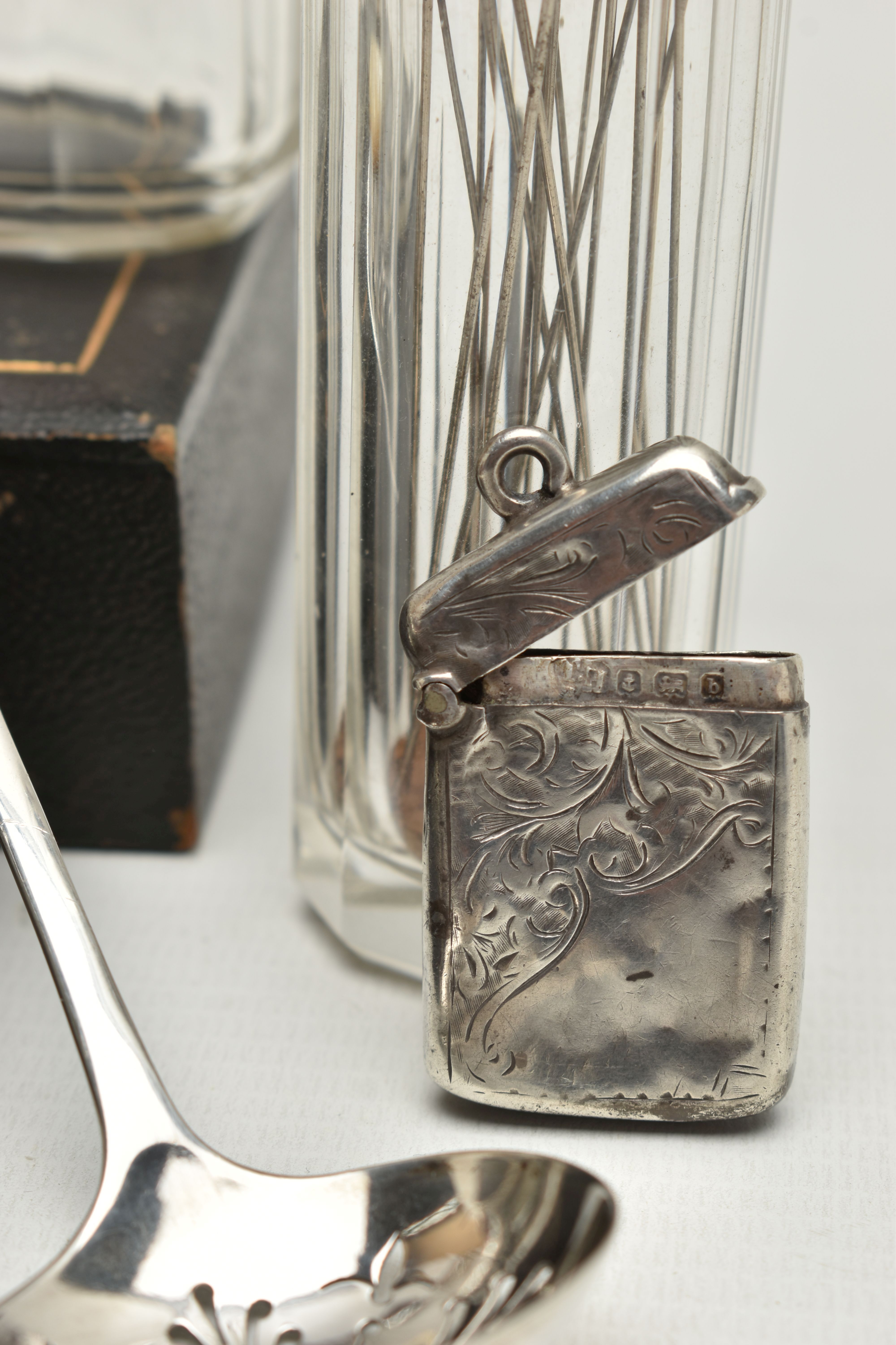 A BOX OF ASSORTED ITEMS, to include a boxed salt set, containing two glass salts with silver rims - Image 7 of 8