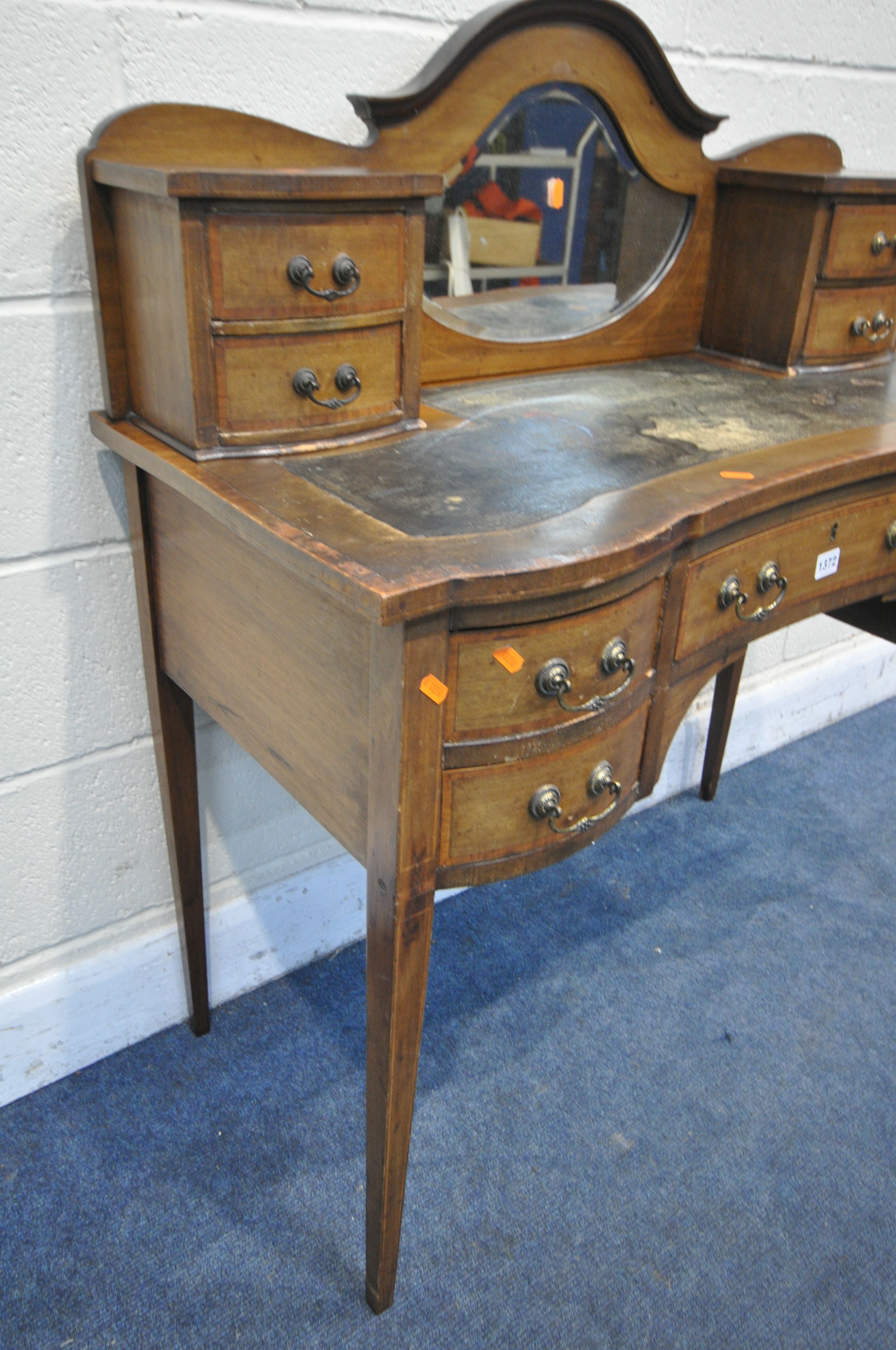 A LATE 19TH/ EARLY 20TH CENTURY MAHOGANY AND CROSSBANDED LADIES DESK, with an arrangement of drawers - Image 3 of 4