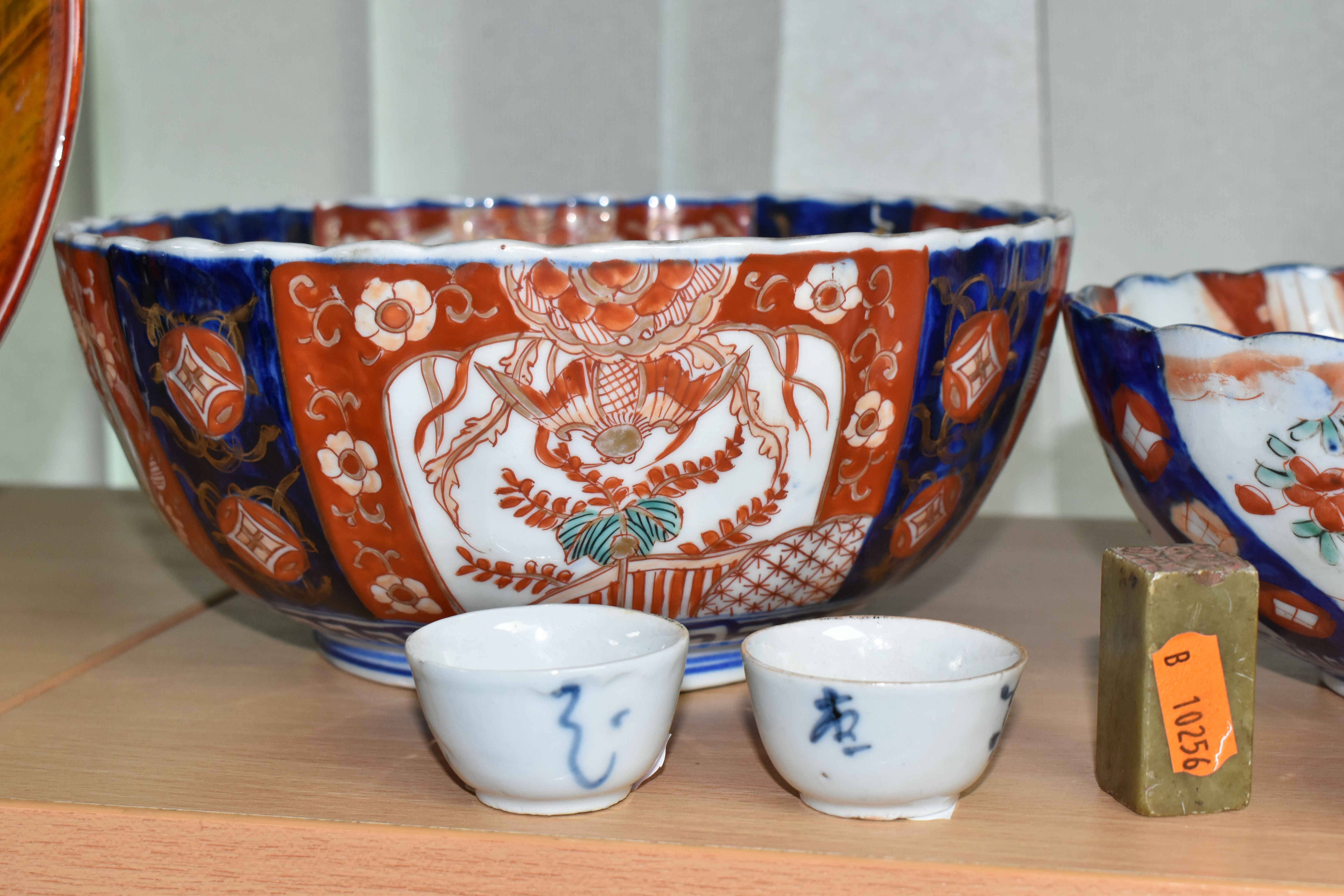 A GROUP OF ORIENTAL PORCELAIN, ETC, MOSTLY LATE 19TH CENTURY JAPANESE IMARI, comprising a pair of - Image 10 of 13