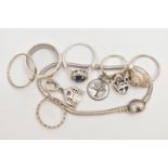 AN ASSORTMENT OF JEWELLERY, to include a signed 'Pandora' bracelet, two 'Pandora' charms and a