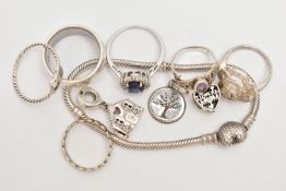 AN ASSORTMENT OF JEWELLERY, to include a signed 'Pandora' bracelet, two 'Pandora' charms and a