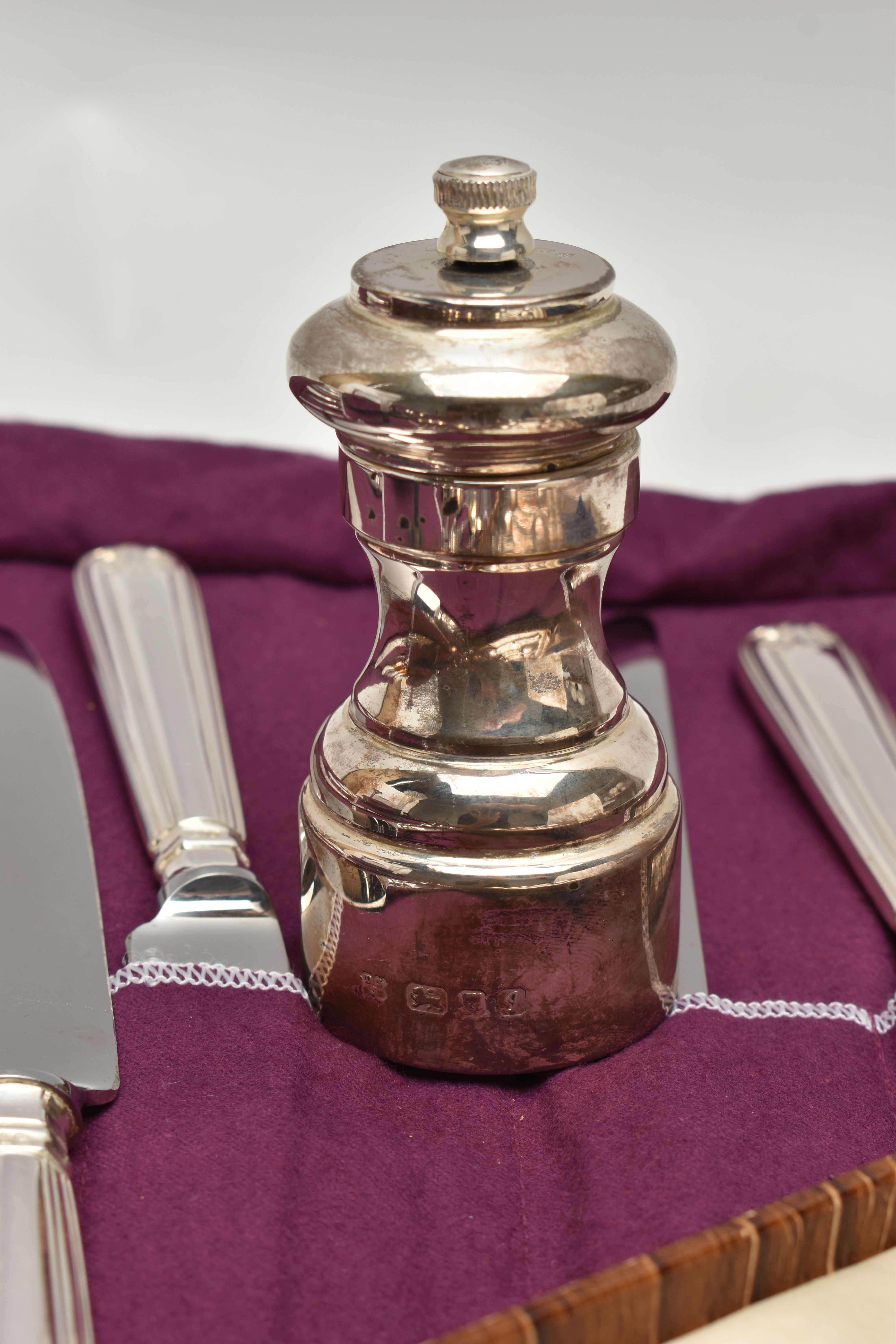 A SELECTION OF SILVER ITEMS, to include a cased set of six silver teaspoons, hallmarked Sheffield, a - Image 7 of 8