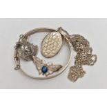AN ASSORTMENT OF SILVER AND WHITE METAL JEWELLERY, to include a silver hinged bangle, with repeating