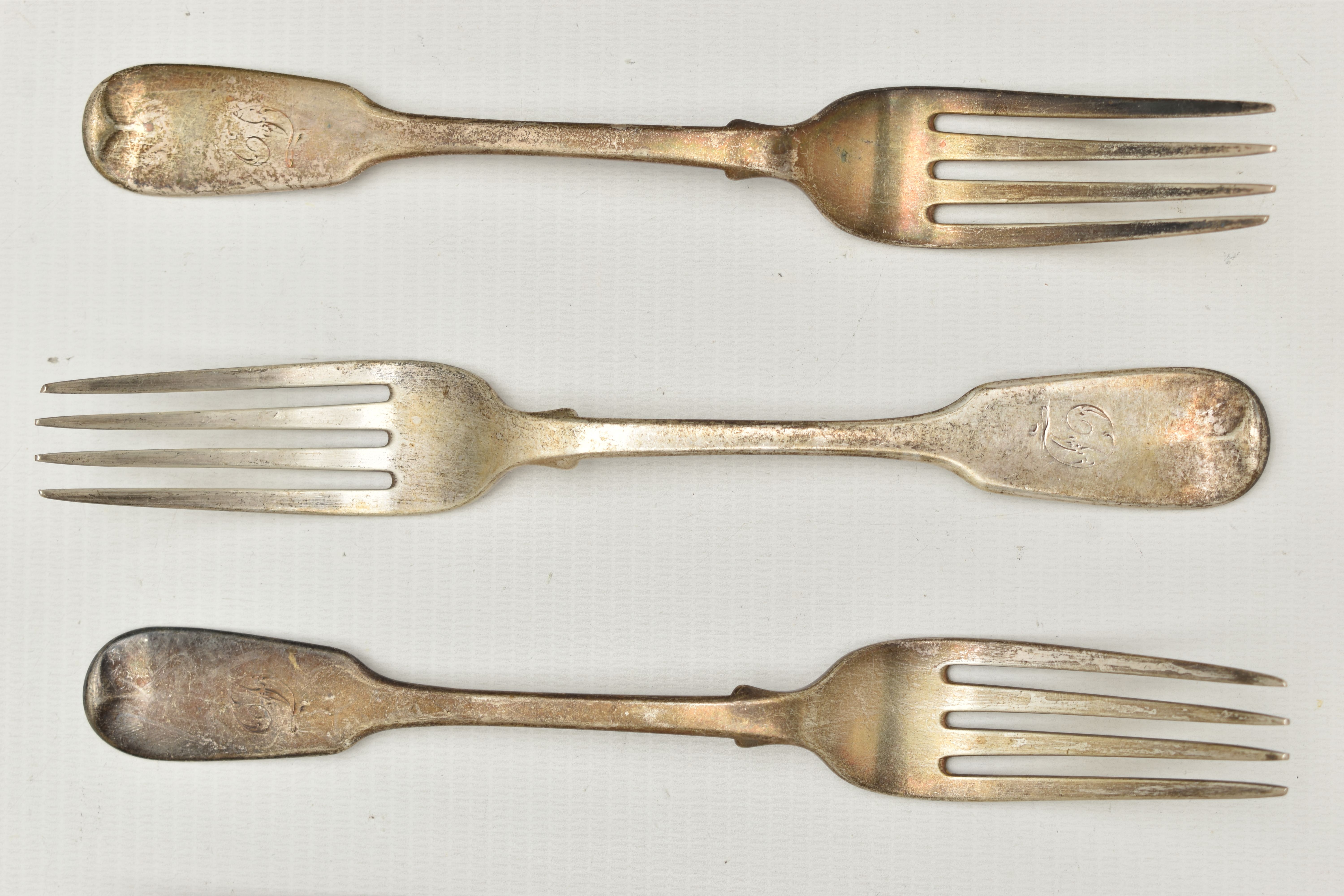 FOUR SILVER TABLESPOONS AND FOUR SILVER FORKS, fiddle pattern, with engraved initial 'D' to each - Image 3 of 5