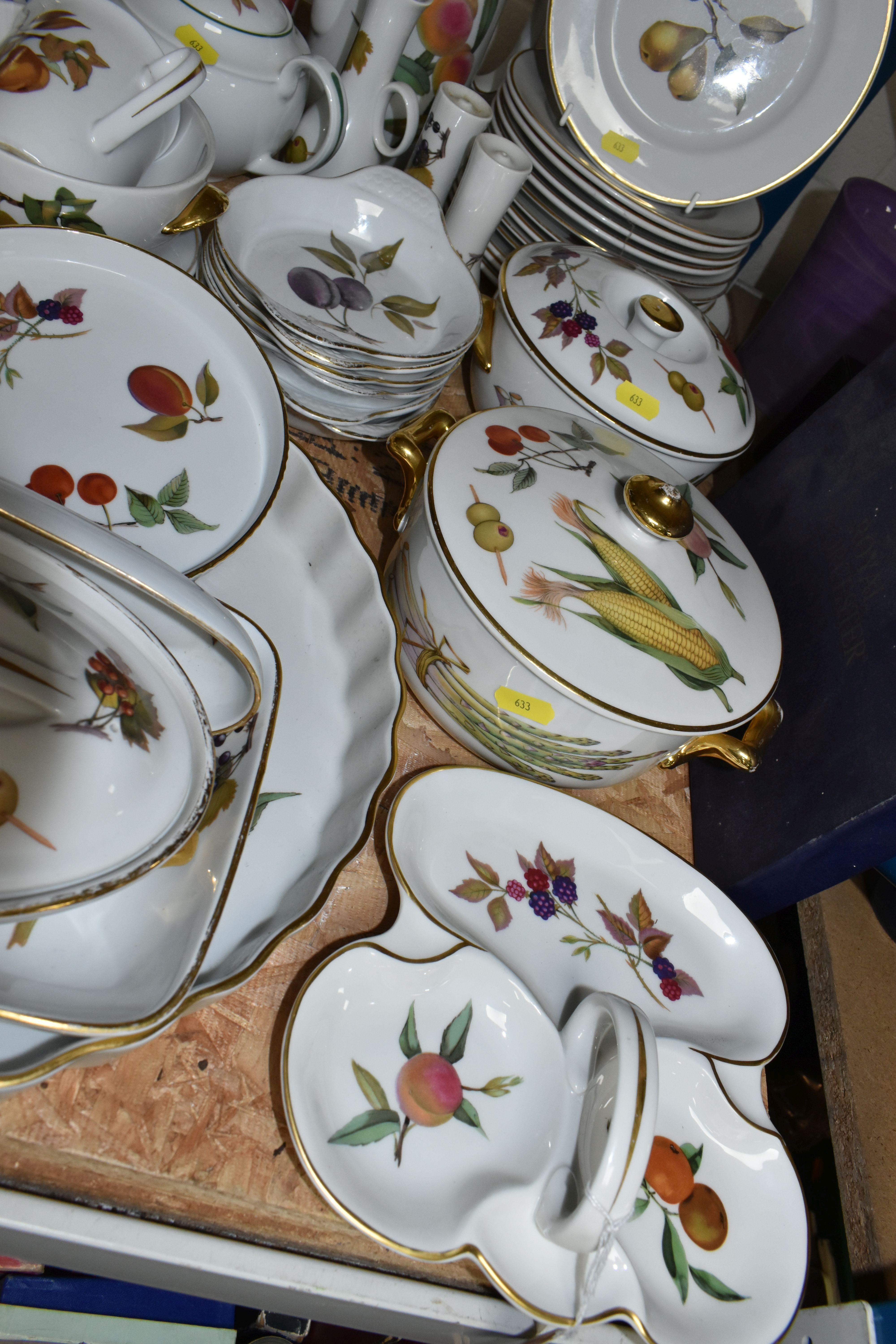 A QUANTITY OF ROYAL WORCESTER 'EVESHAM' TEA AND DINNER WARES ETC, to include six small teacups and - Image 3 of 6