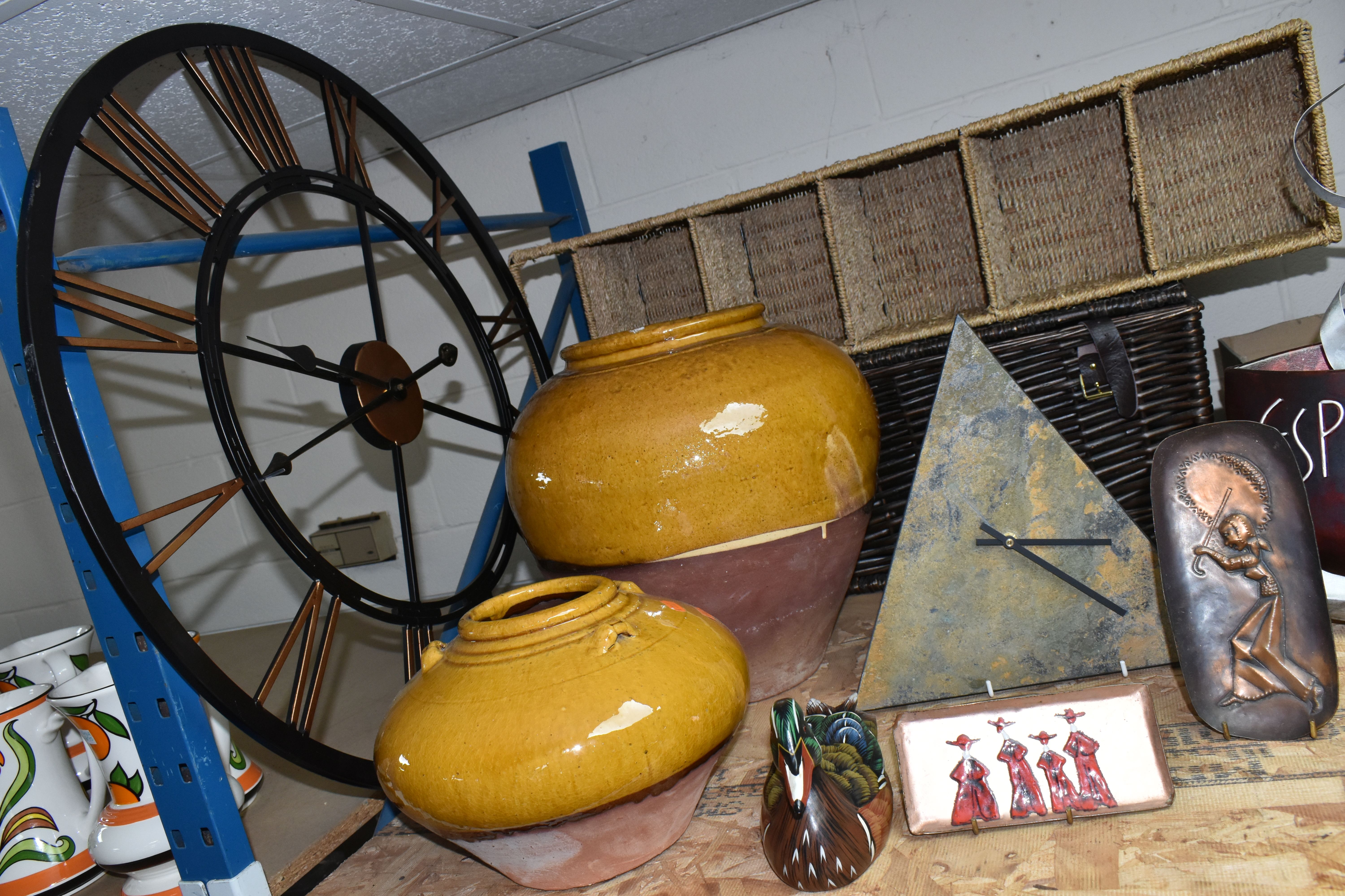 A COLLECTION OF DECORATIVE AND HOUSEHOLD ITEMS, to include a white wicker laundry basket, three - Image 5 of 5