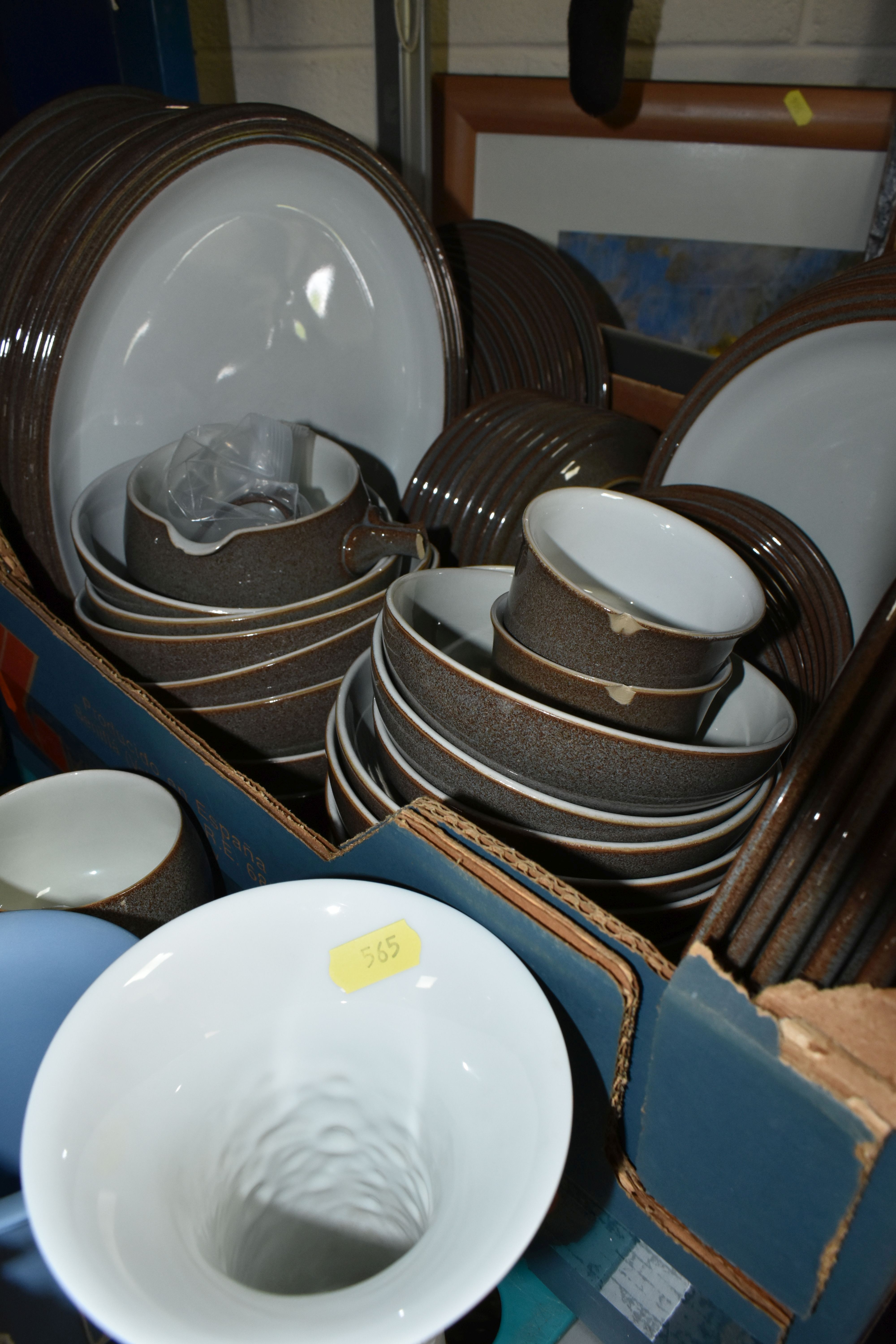SIX BOXES OF CERAMICS AND GLASSWARE, to include a Limoges porcelain dinner set, decorated with a - Image 8 of 12
