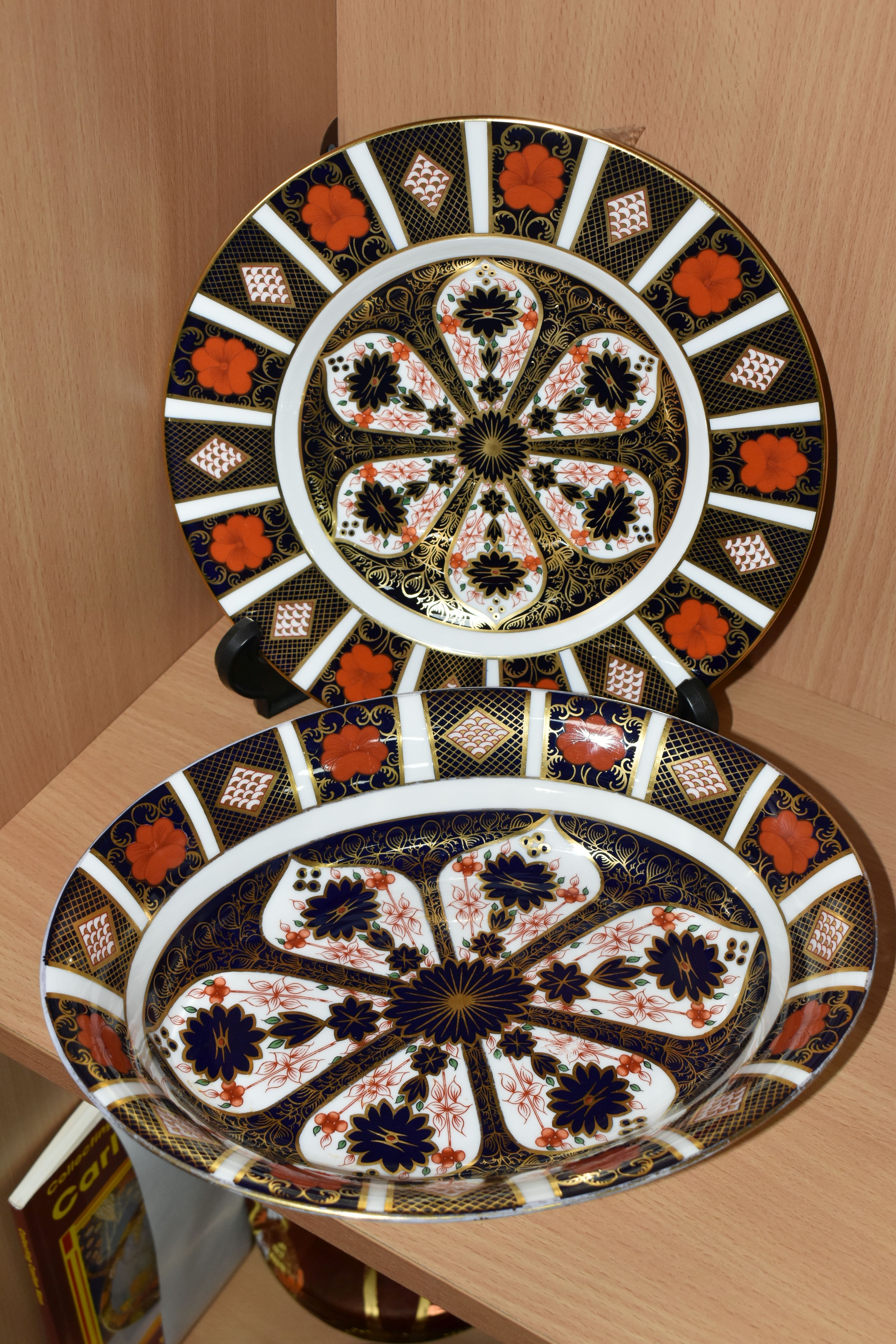 TWO PIECES OF ROYAL CROWN DERBY IMARI 1128 PATTERN, comprising an oval serving bowl width 26cm x