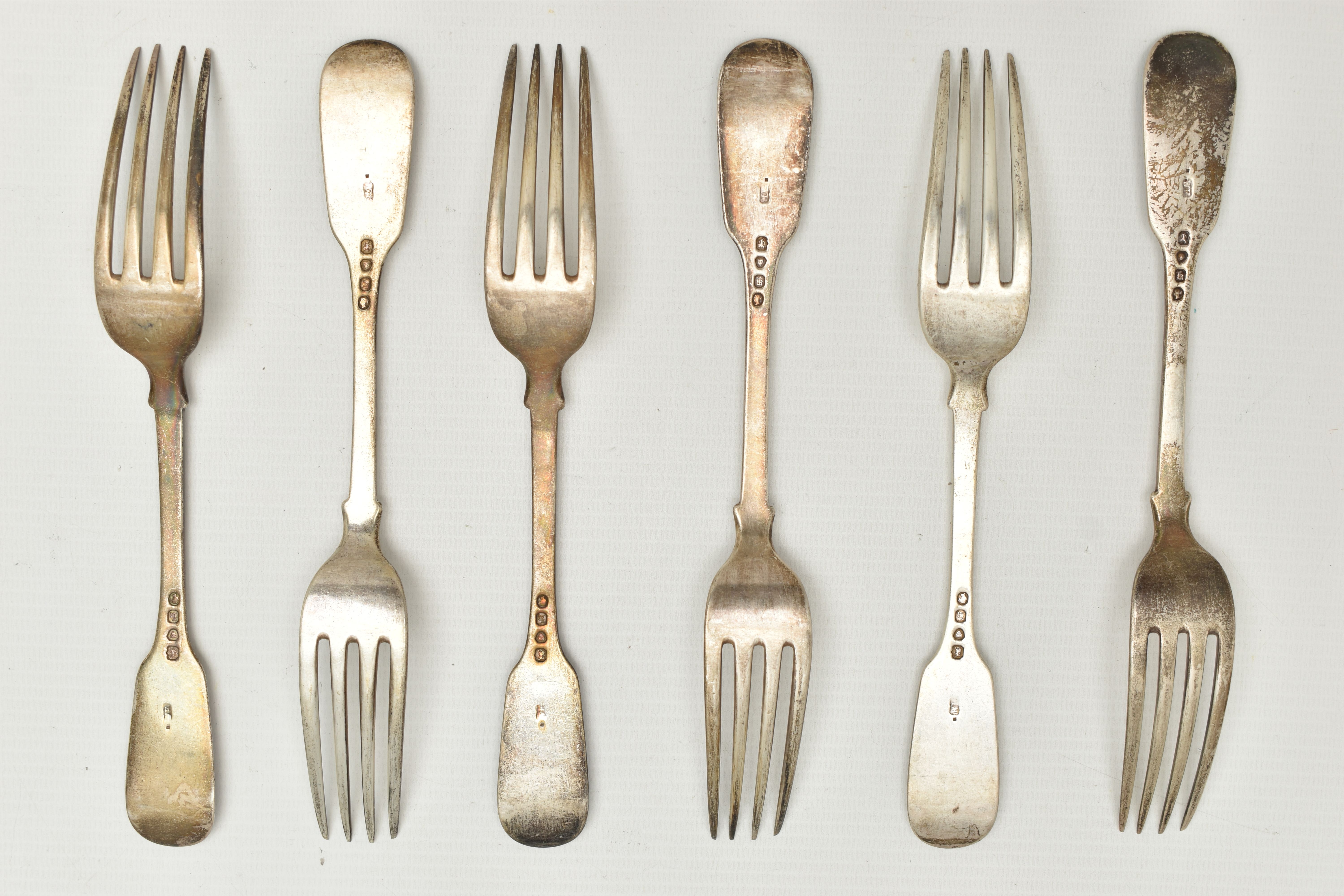 FOUR SILVER TABLESPOONS AND FOUR SILVER FORKS, fiddle pattern, with engraved initial 'D' to each - Image 4 of 5