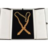 AN 18CT GOLD ARTICULATED NECKLACE, flat woven articulated cross over necklace, fitted with an