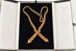 AN 18CT GOLD ARTICULATED NECKLACE, flat woven articulated cross over necklace, fitted with an