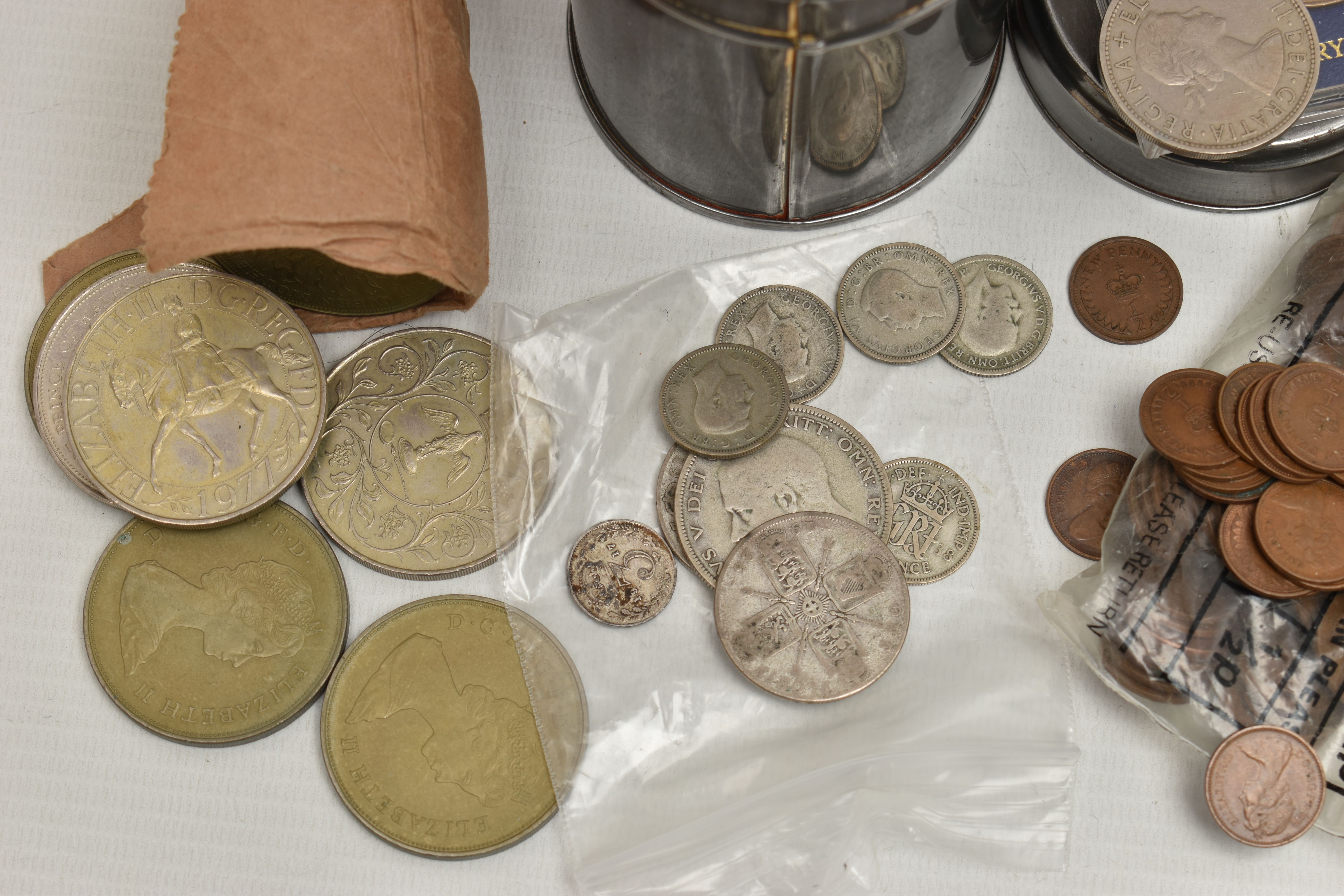 A PLASTIC BASKET WITH A SMALL AMOUNT OF MAINLY 20th CENTURY COINS, to include 2x boxed solid - Image 2 of 3