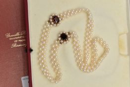 A CULTURED PEARL CHOKER AND BRACELET, designed as a row of three cultured cream pearls with a pink