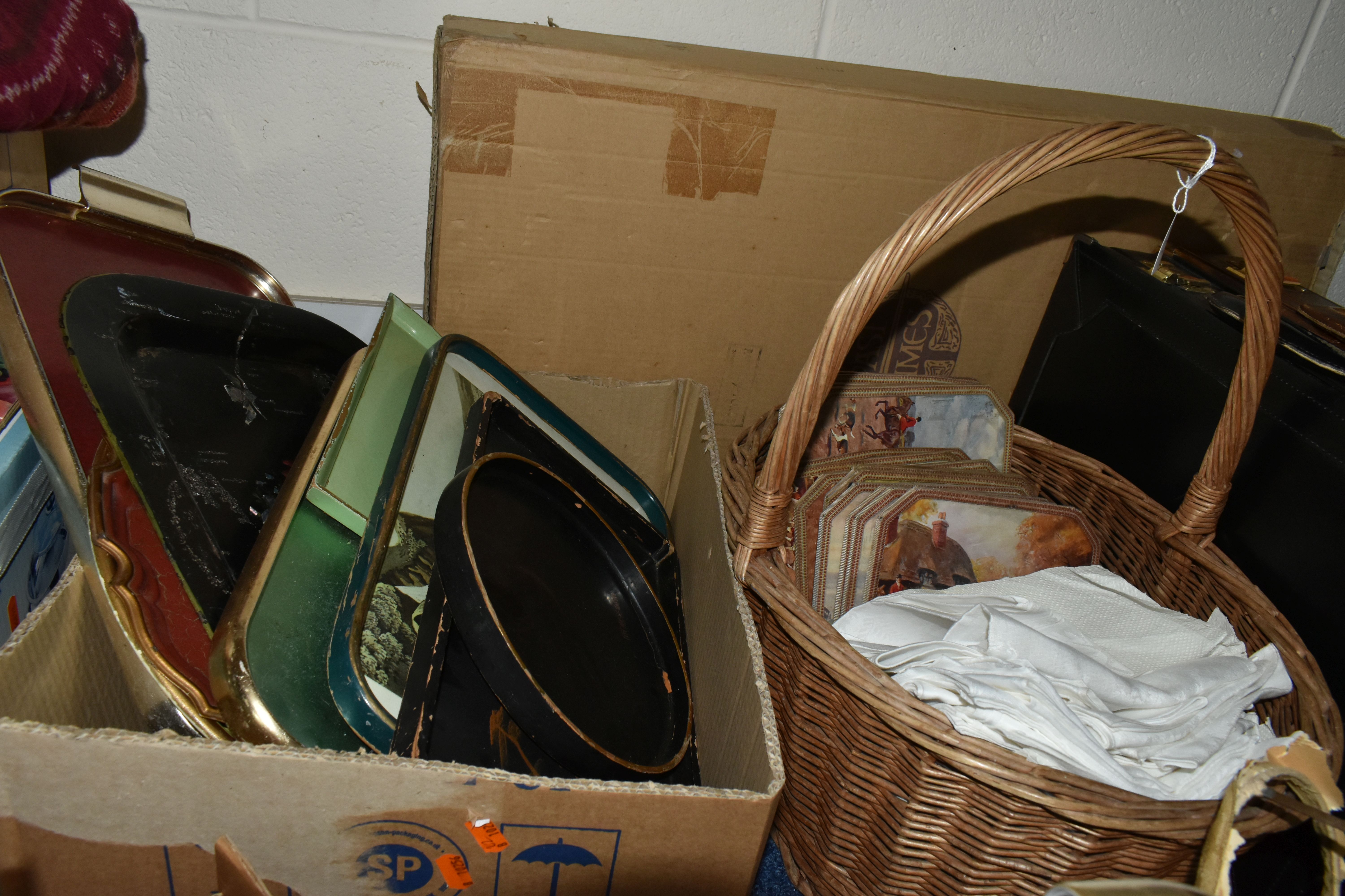 TWO BOXES AND LOOSE METAL WARES AND SUNDRY ITEMS, to include assorted metal, japanned and other - Image 5 of 7