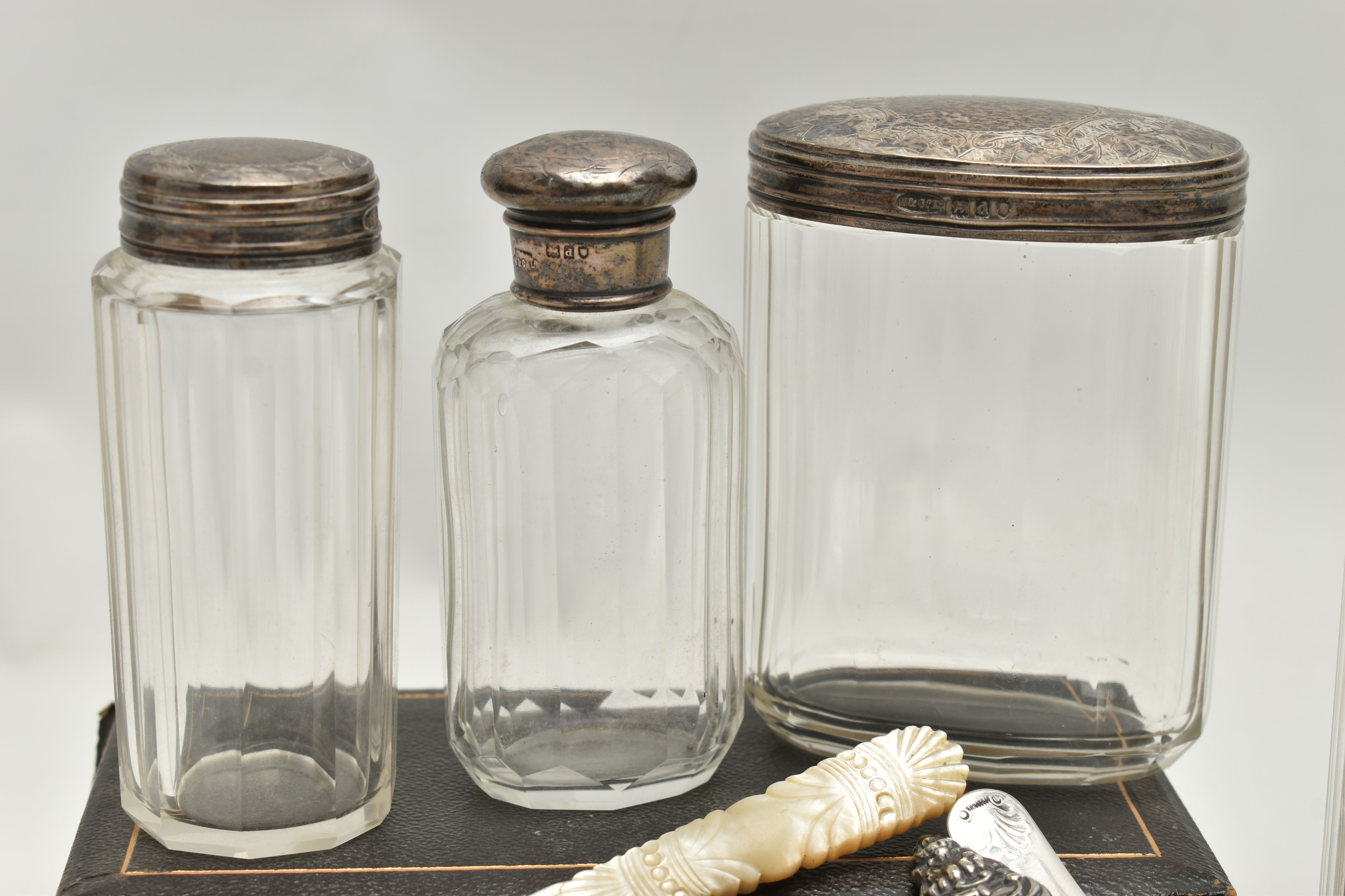 A BOX OF ASSORTED ITEMS, to include a boxed salt set, containing two glass salts with silver rims - Image 5 of 8