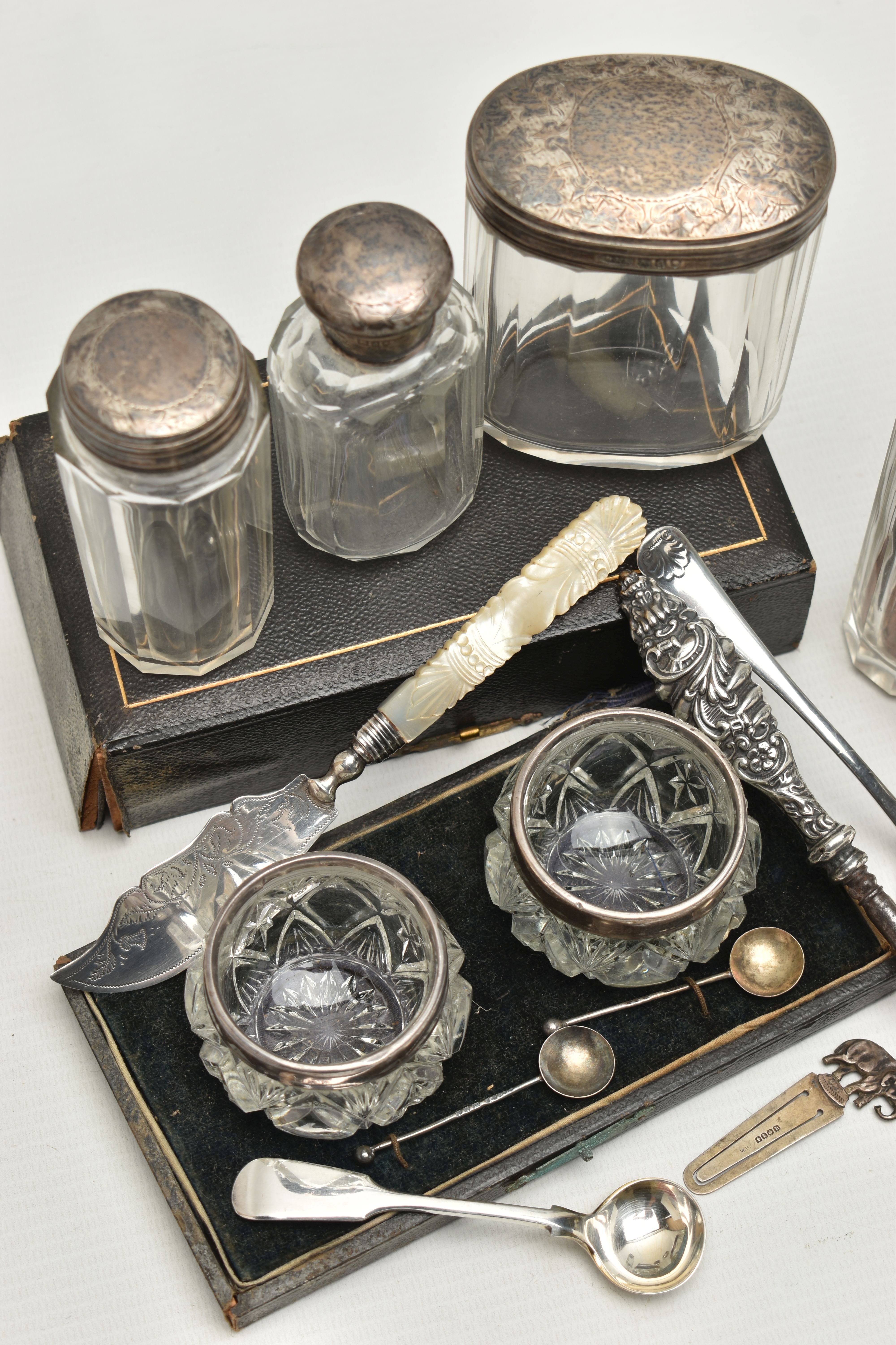 A BOX OF ASSORTED ITEMS, to include a boxed salt set, containing two glass salts with silver rims - Image 3 of 8