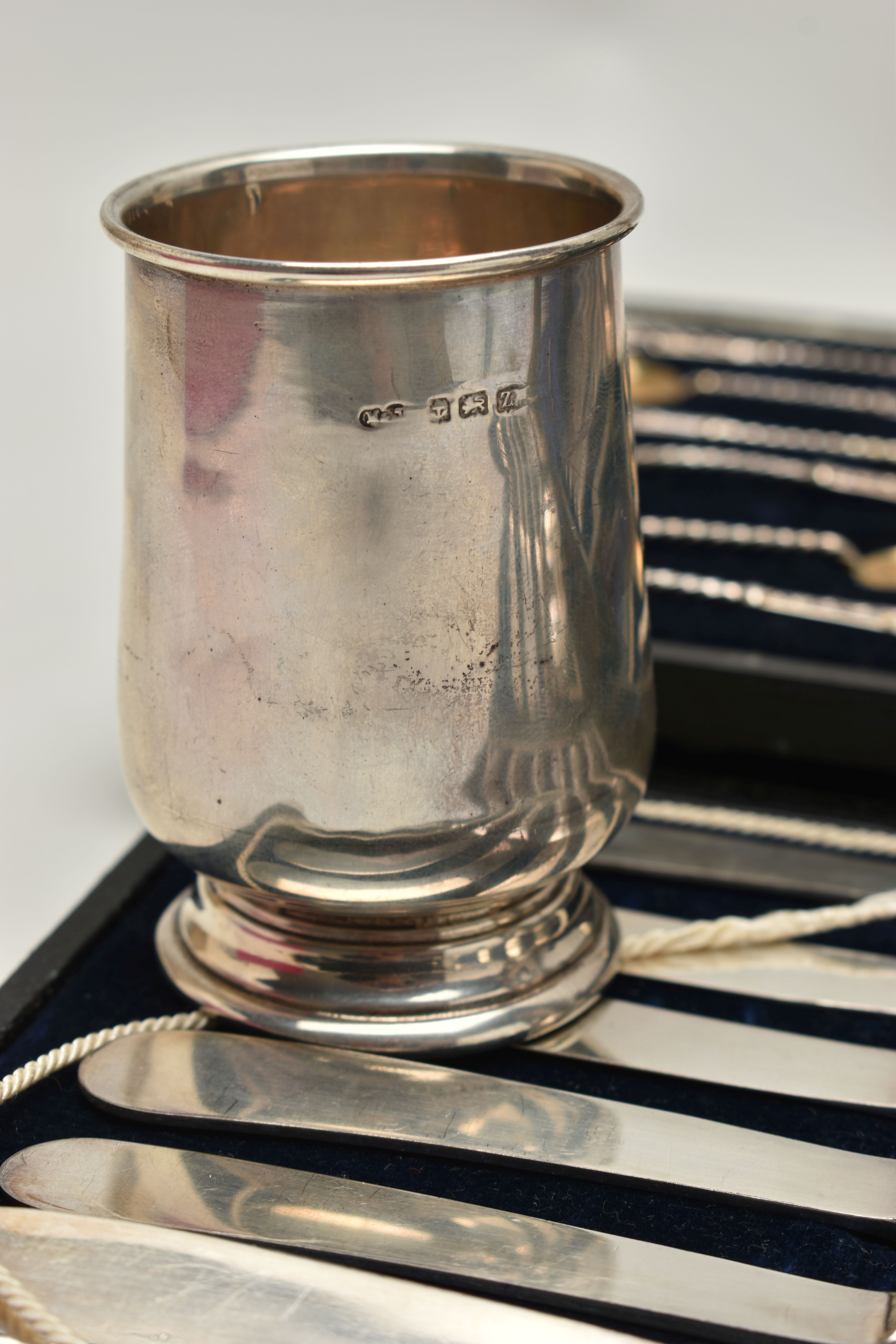 A PARCEL OF SILVER ITEMS, to include a pair of tapered polished posy vases, on round weighted bases, - Image 3 of 8