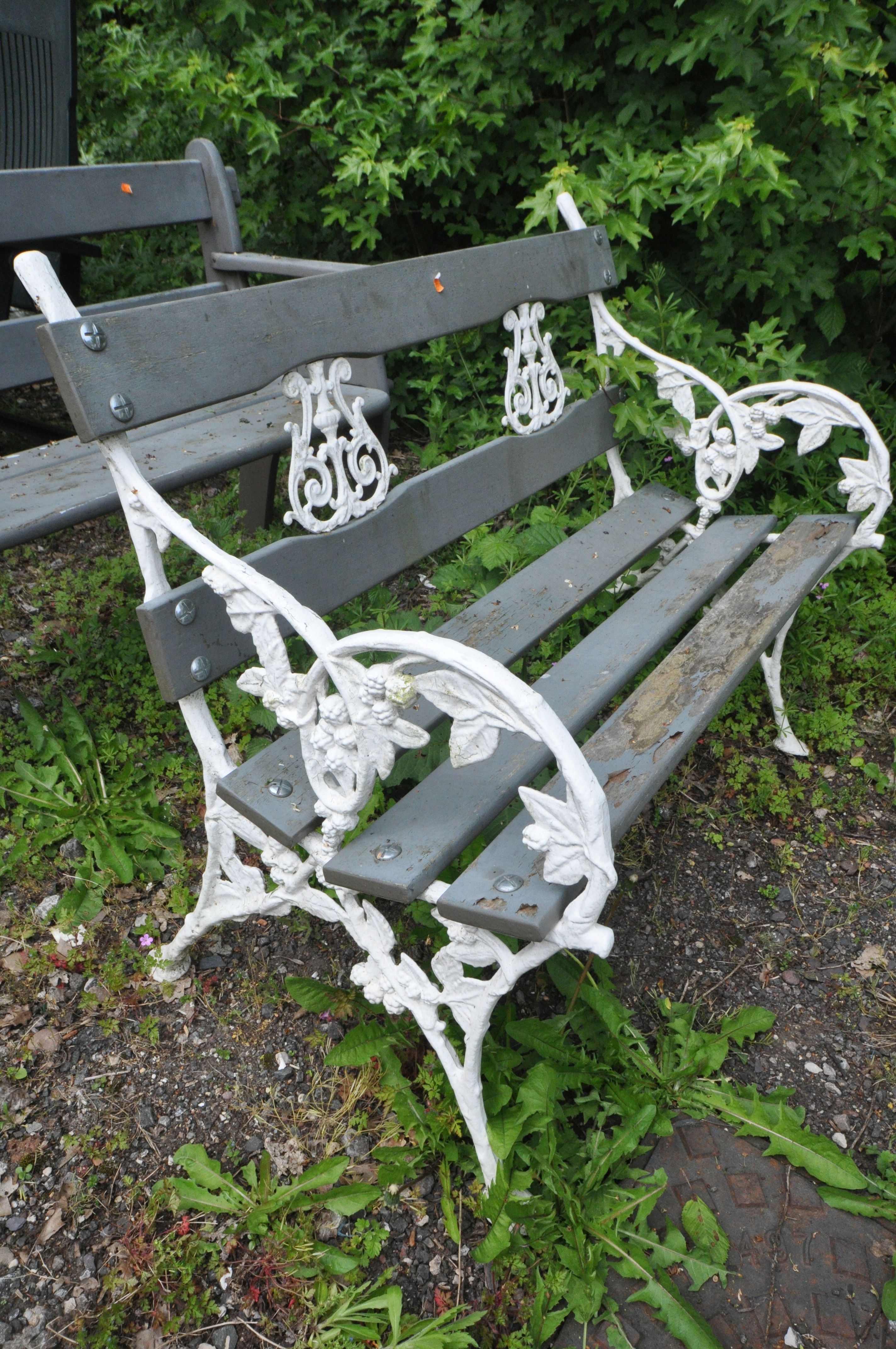 A PAINTED ALUMINIUM AND TEAK SLATTED GARDEN BENCH, length 107cm (condition:-paint peeling) - Image 2 of 2