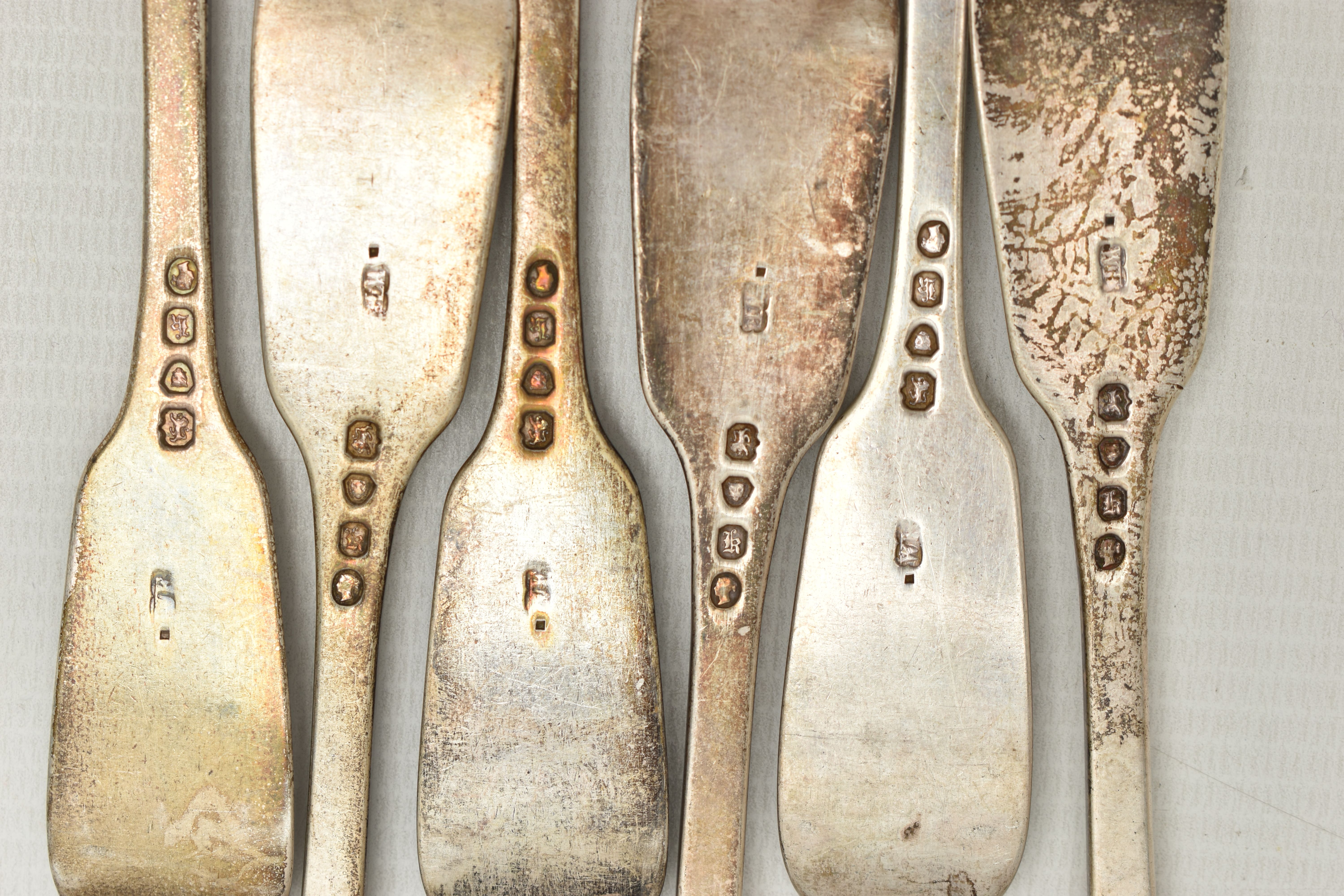 FOUR SILVER TABLESPOONS AND FOUR SILVER FORKS, fiddle pattern, with engraved initial 'D' to each - Image 5 of 5