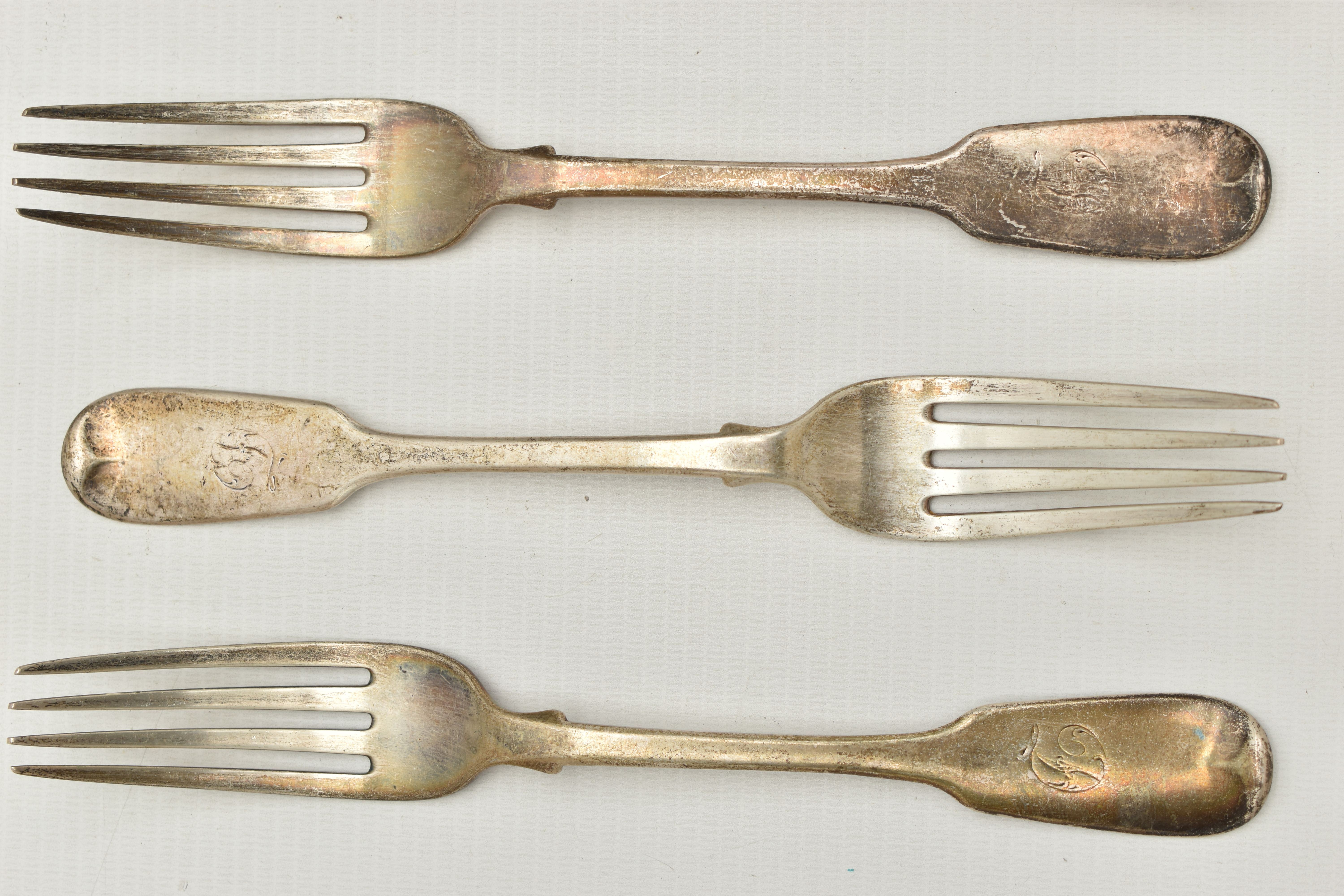 FOUR SILVER TABLESPOONS AND FOUR SILVER FORKS, fiddle pattern, with engraved initial 'D' to each - Image 2 of 5