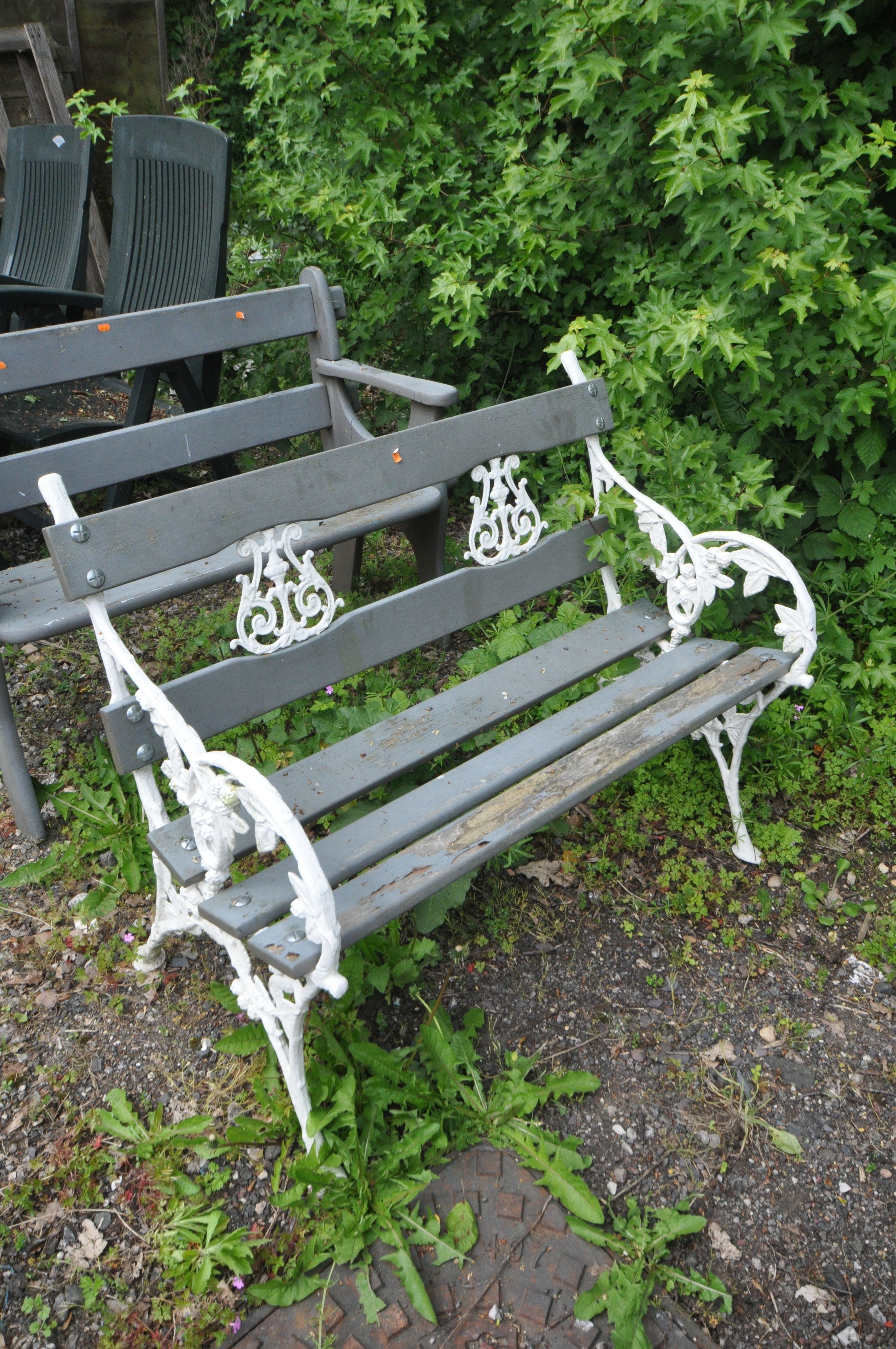 A PAINTED ALUMINIUM AND TEAK SLATTED GARDEN BENCH, length 107cm (condition:-paint peeling)