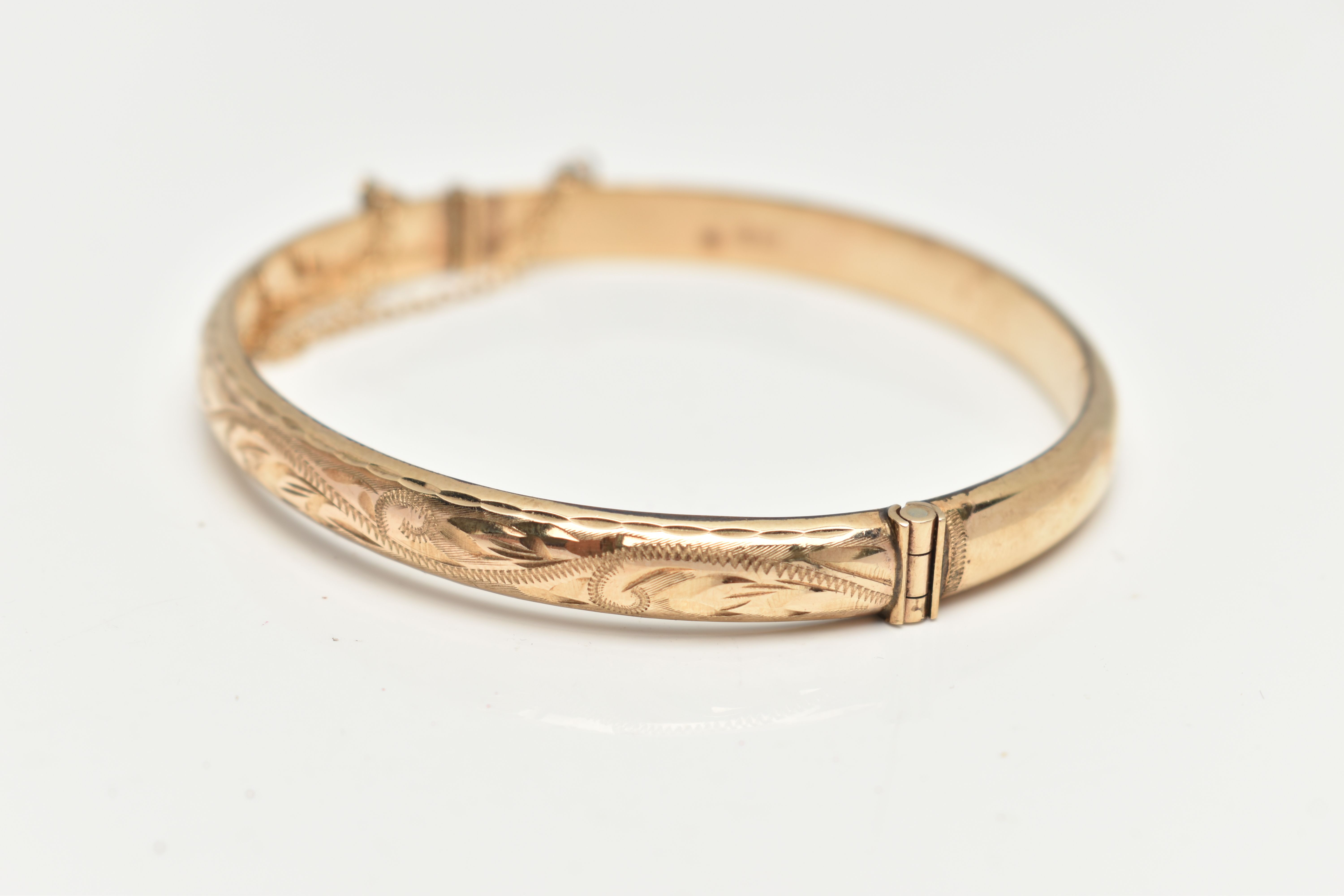 A 9CT GOLD HINGED BANGLE, engraved floral pattern to the front, fitted with an integrated push piece - Bild 2 aus 3