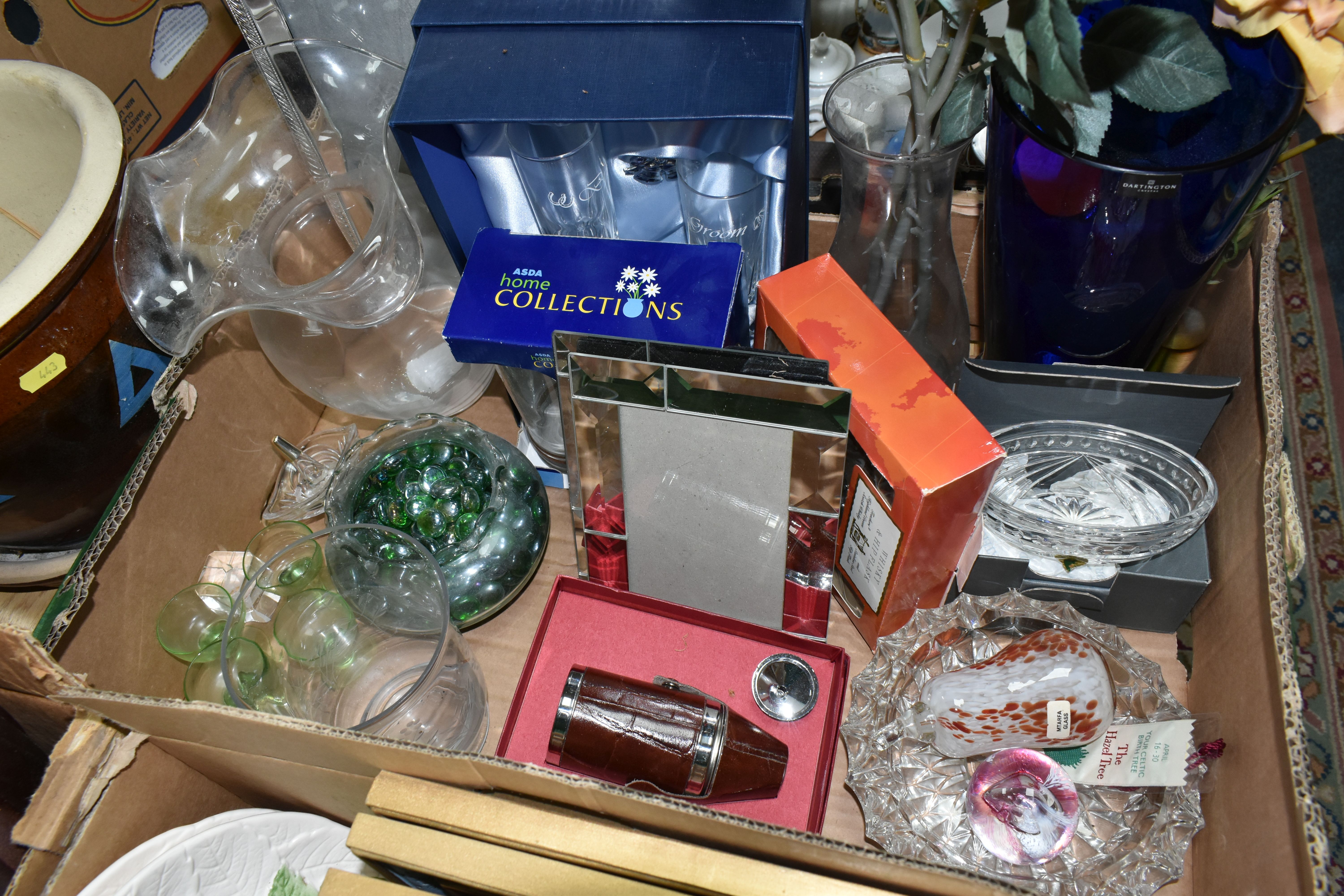 THREE BOXES AND LOOSE CERAMICS, GLASS AND SUNDRY ITEMS, to include a boxed Waterford Crystal ' - Image 3 of 7
