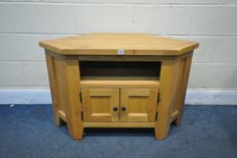 A MODERN SOLID OAK TV CABINET, width 100cm x depth 50cm x height 63cm (condition - some marks to