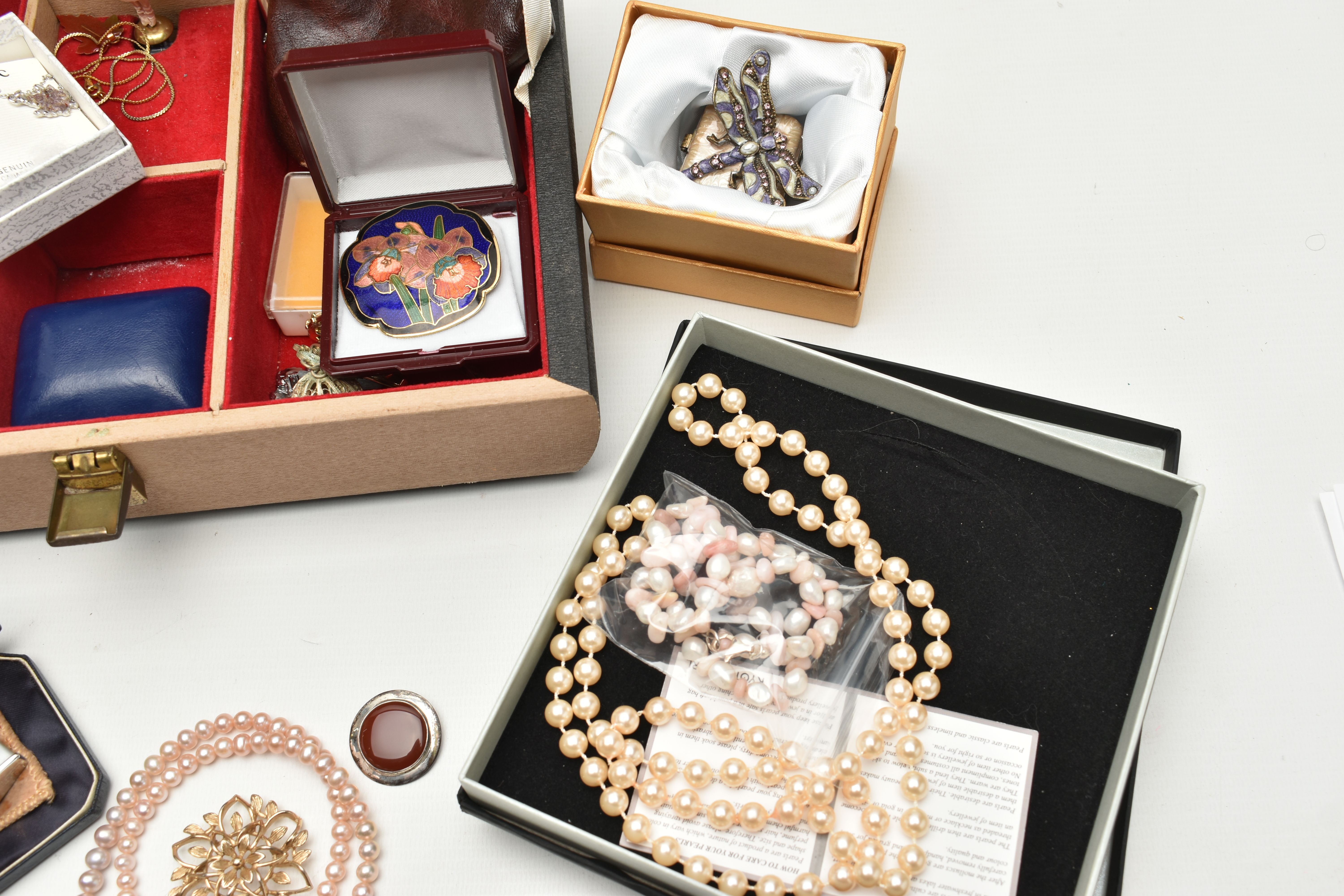A BOX OF ASSORTED ITEMS, to include a fresh water pearl necklace, fitted with a yellow metal - Image 3 of 4