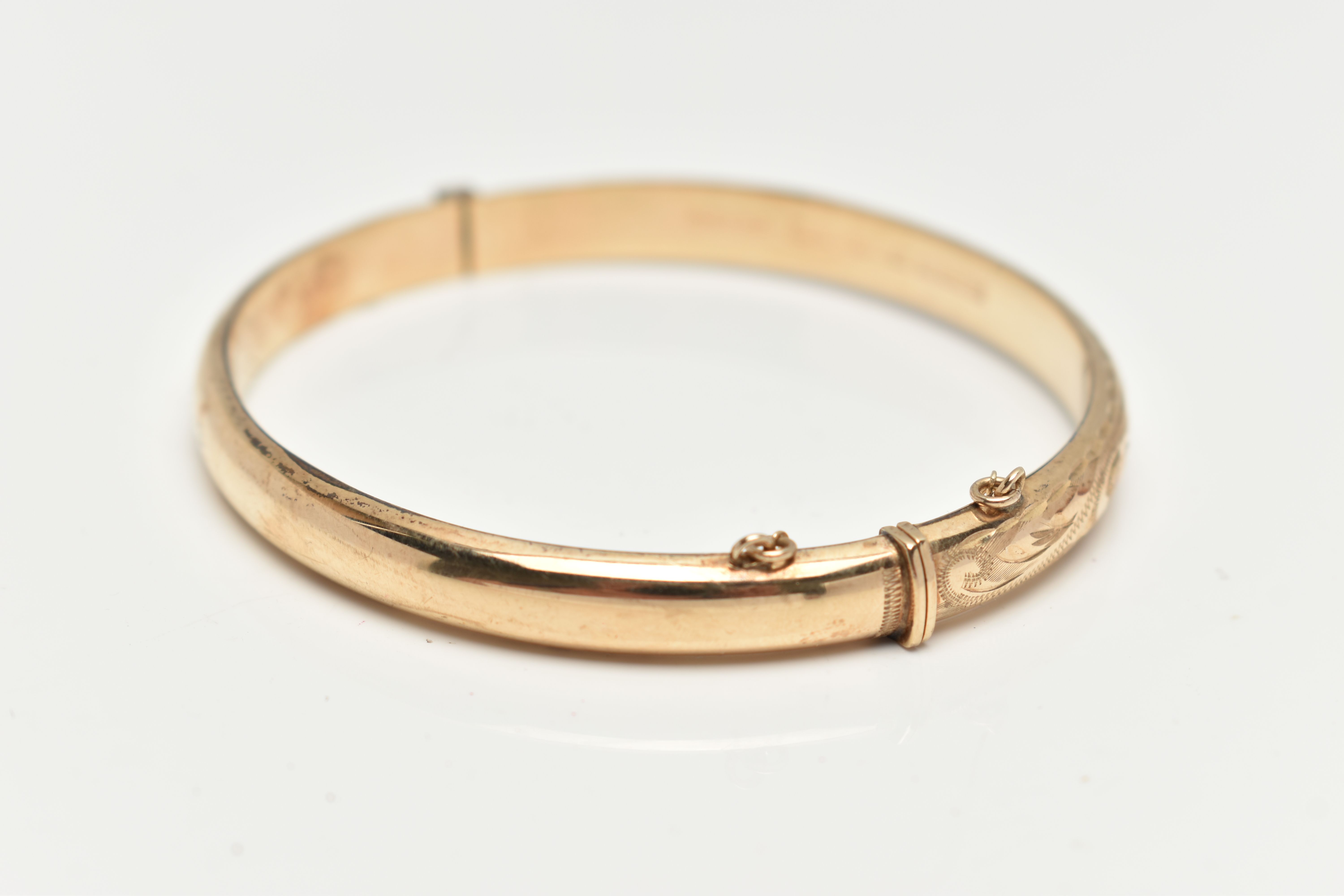 A 9CT GOLD HINGED BANGLE, engraved floral pattern to the front, fitted with an integrated push piece - Bild 3 aus 3