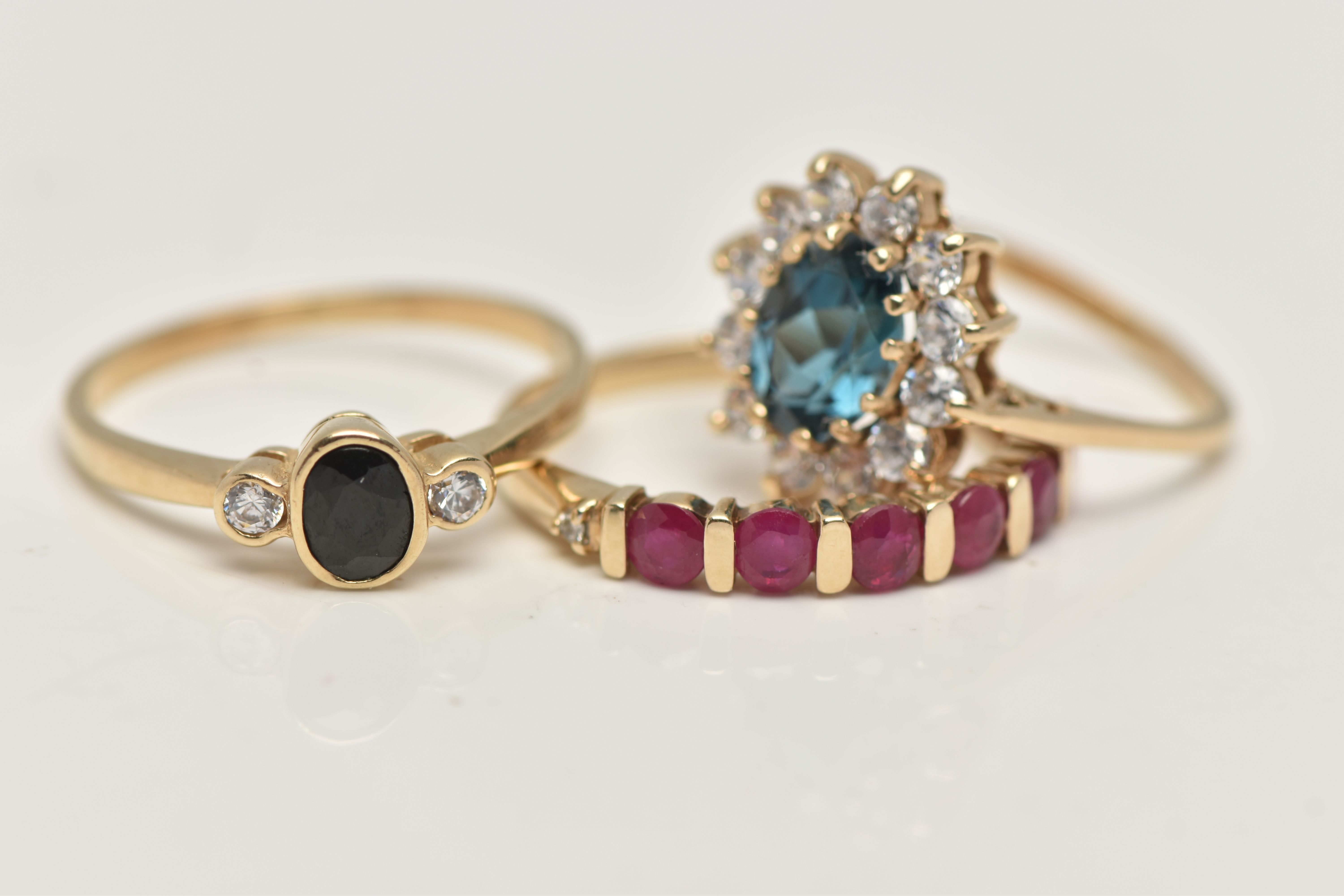 THREE 9CT GOLD GEM SET RINGS, to include a topaz and cubic zirconia cluster ring, hallmarked 9ct - Bild 3 aus 4