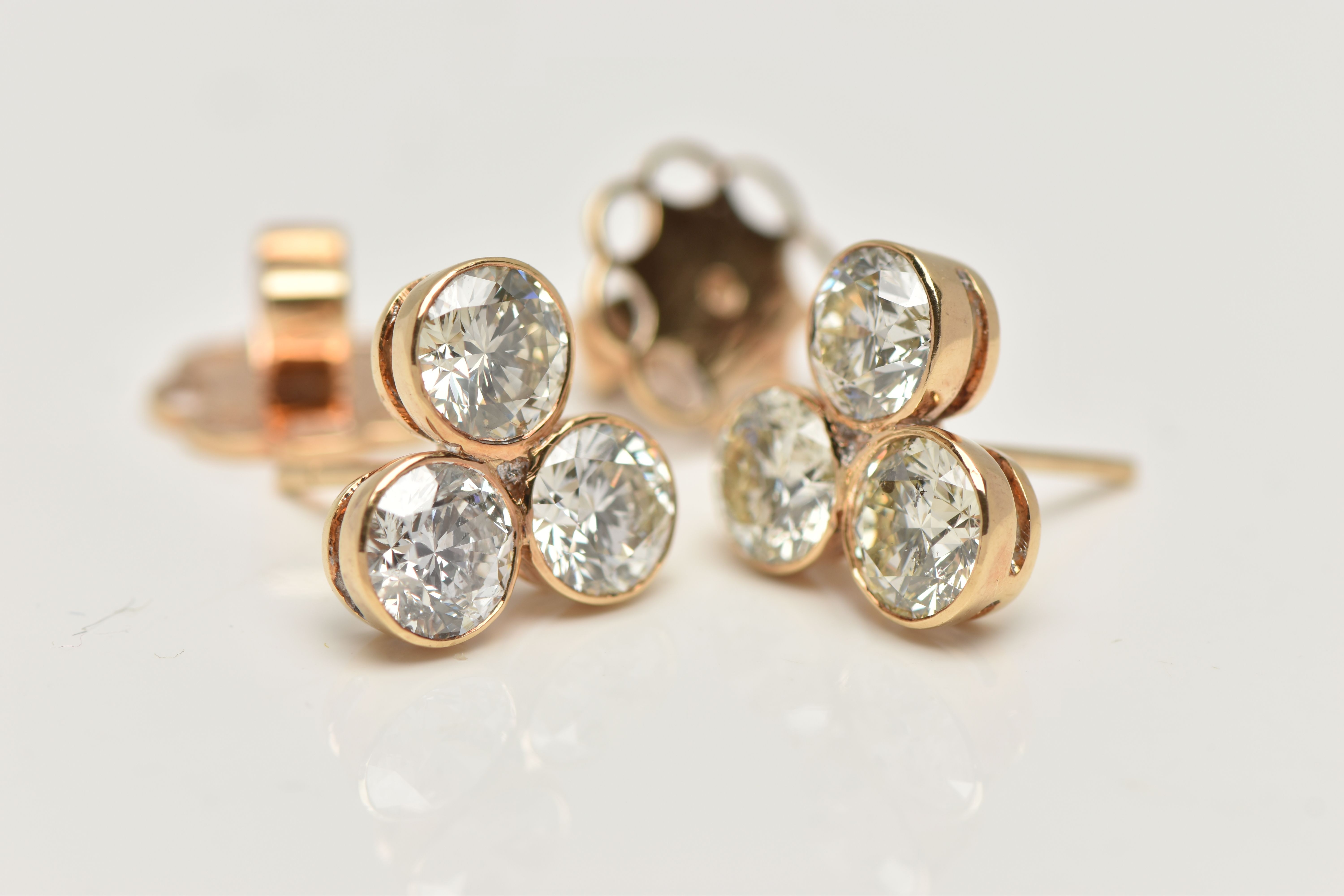 A PAIR OF 6 CARAT DIAMOND STUD EARRINGS, each earring comprising of three round brilliant cut - Bild 2 aus 5