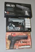 A BB CO2 DAISY POWERLINE 454 REPEATER, plus 6 magazines, a 6mm BB GM 123 electric soft air pistol