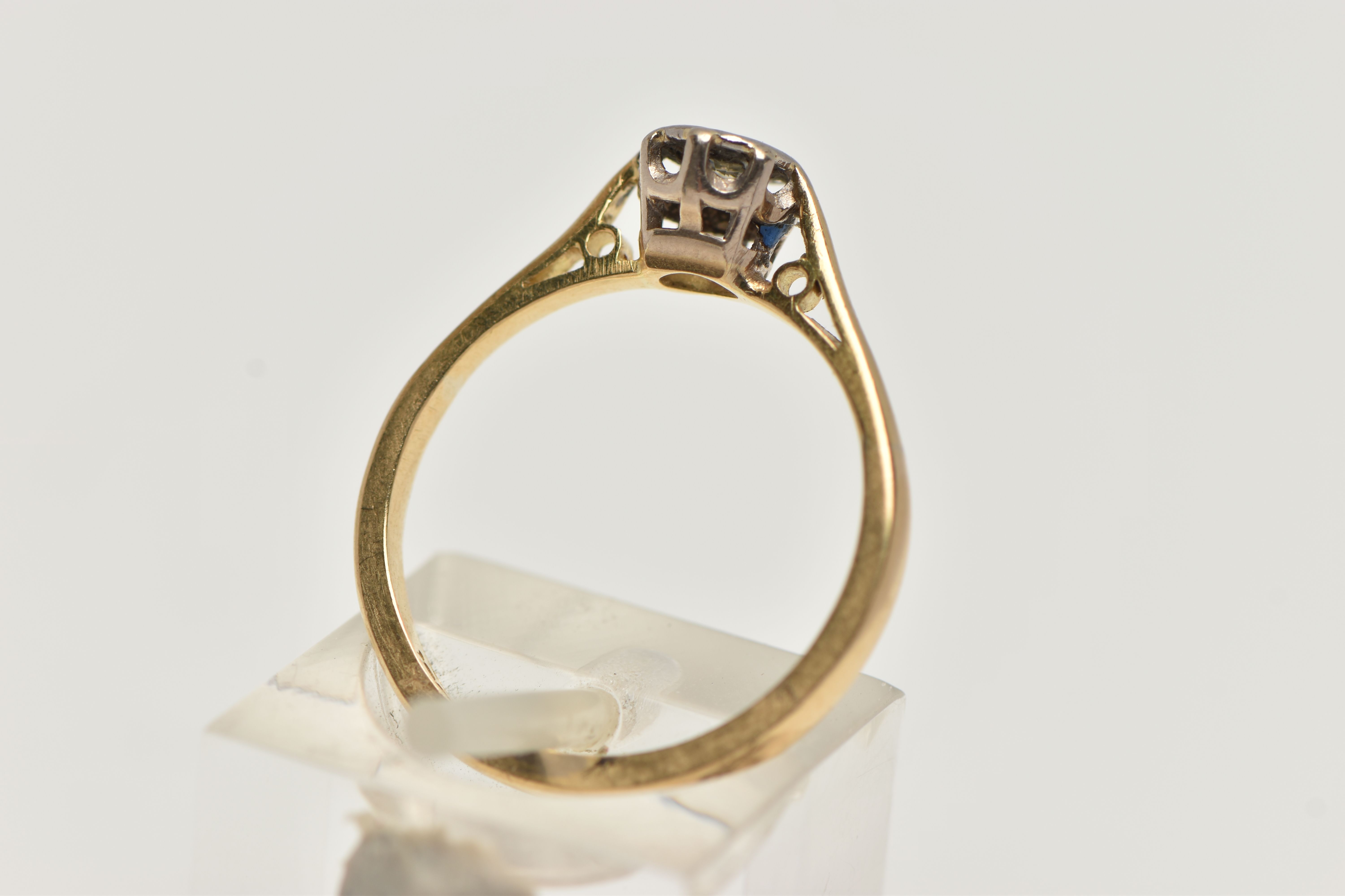 A YELLOW METAL SINGLE STONE DIAMOND RING, round brilliant cut diamond, illusion set, estimated - Bild 3 aus 4