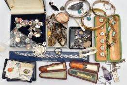 A BAG OF ASSORTED SILVER AND ASSORTED JEWELLERY, to include a silver gilt hinged bangle,