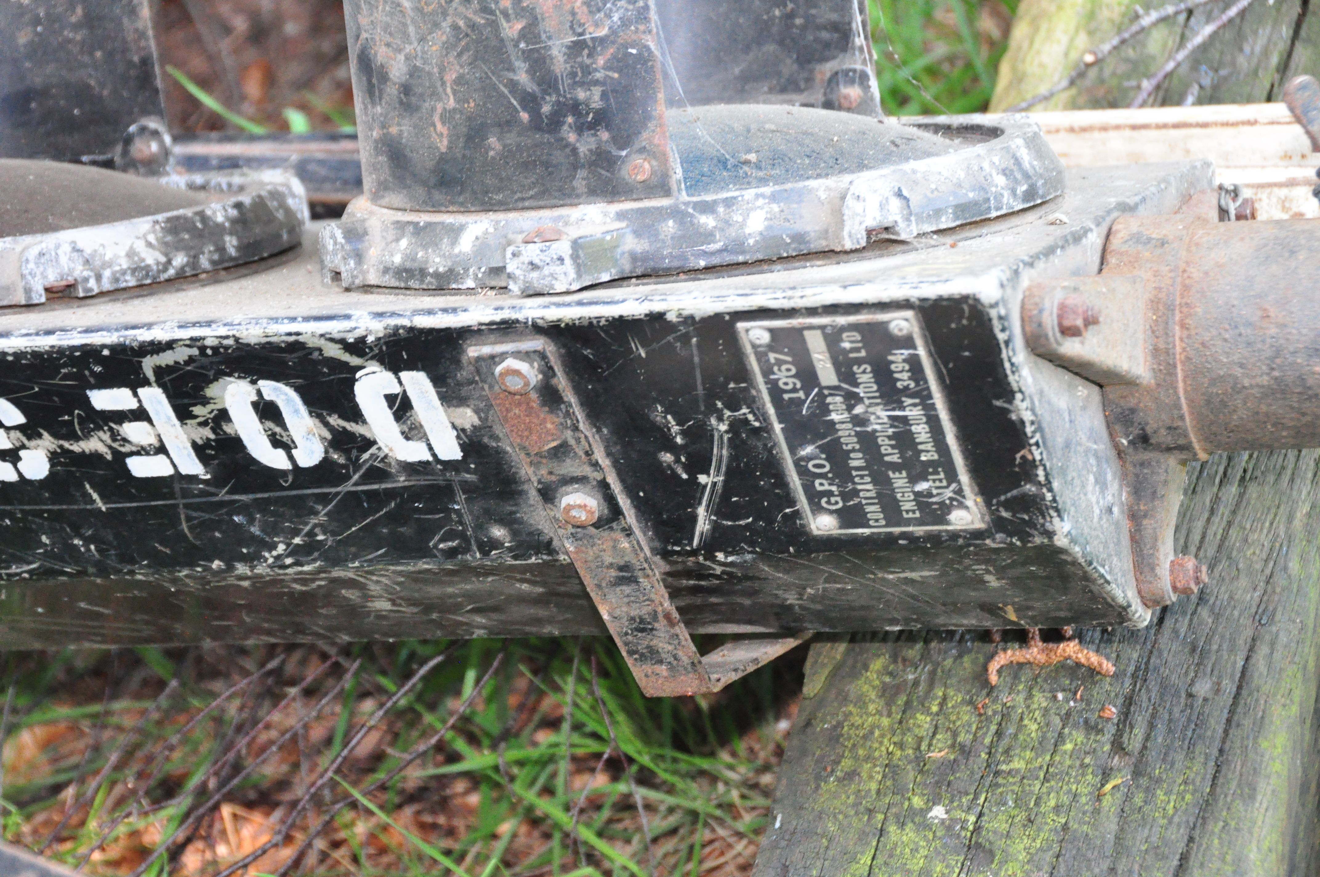 A PAIR OF VINTAGE GPO TRAFFIC LIGHT ON TRIPOD STANDS lights are aluminium plate construction with - Image 4 of 5