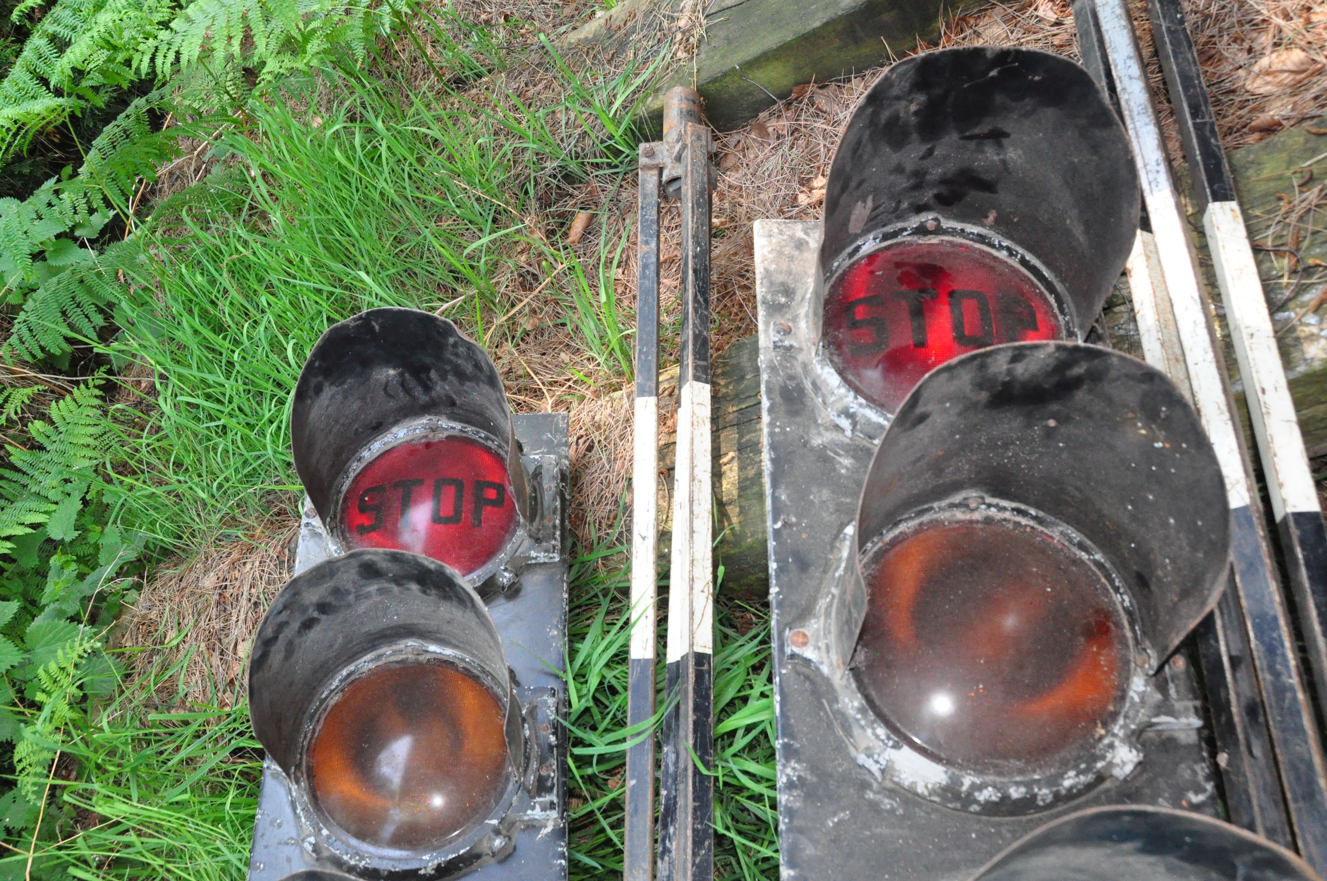 A PAIR OF VINTAGE GPO TRAFFIC LIGHT ON TRIPOD STANDS lights are aluminium plate construction with - Image 2 of 5