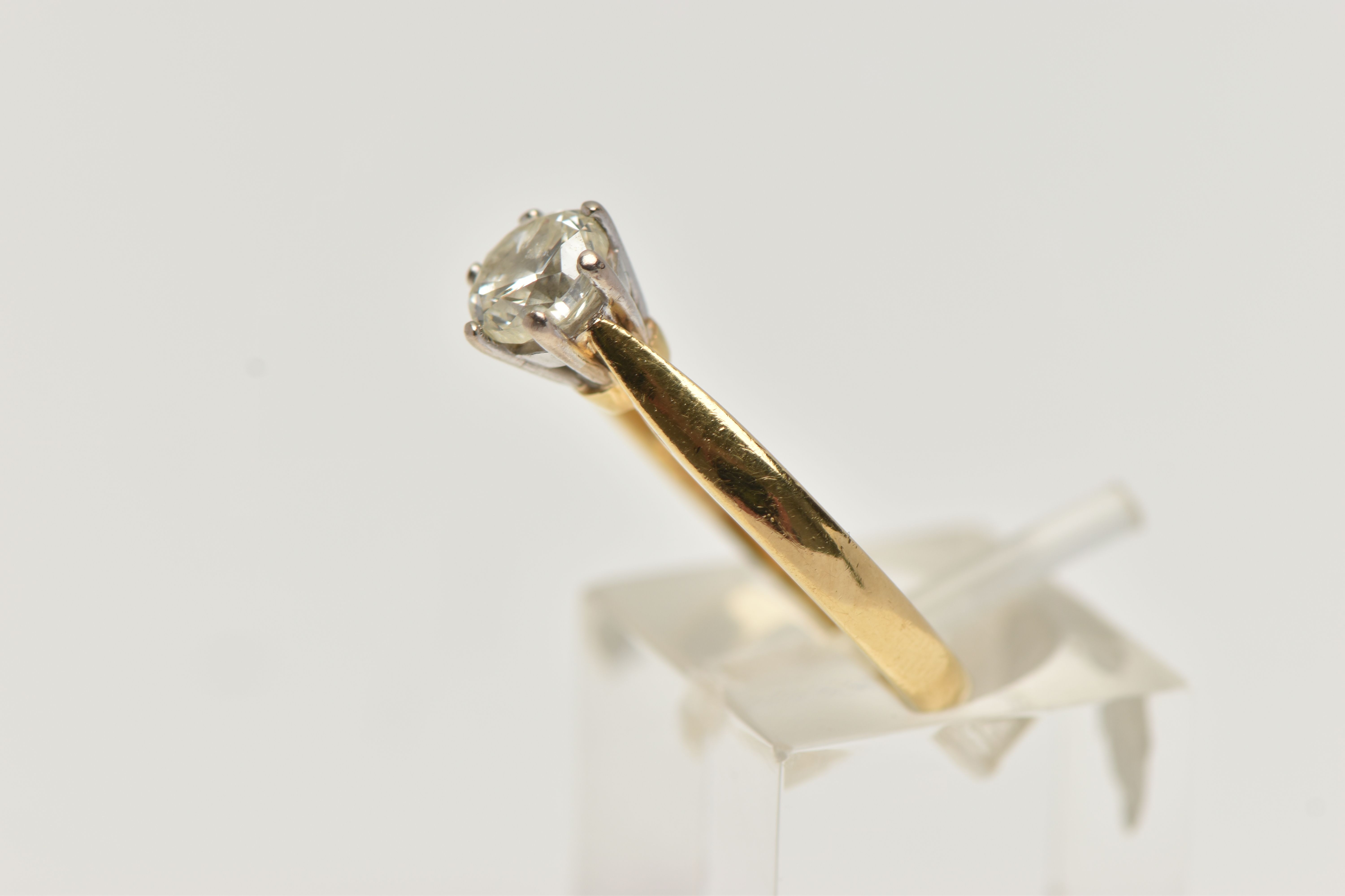 AN 18CT GOLD, SINGLE STONE DIAMOND RING, round brilliant cut diamond, estimated diamond weight 0. - Image 2 of 4