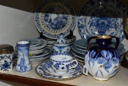 A GROUP OF ENGLISH AND CONTINENTAL BLUE AND WHITE CERAMICS, to include a Doulton Burslem twin