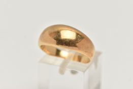 A YELLOW METAL DOMED RING, polished design, stamped 18ct, ring size leading edge O, approximate