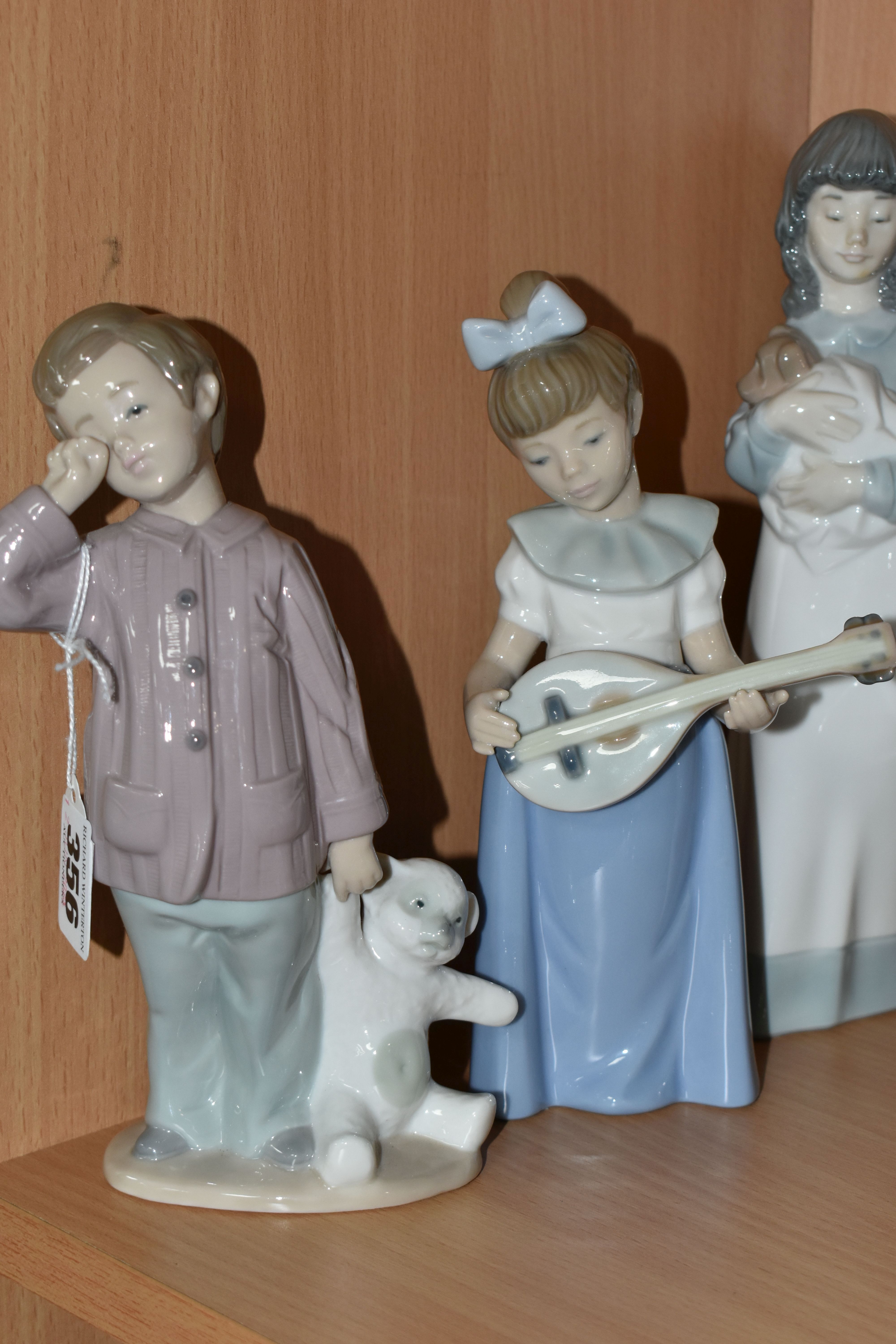 FIVE NAO BY LLADRO FIGURINES, comprising 'Sleepy Head' 1139, 'Girl With A Mandolin', 'How Pretty' - Image 2 of 4