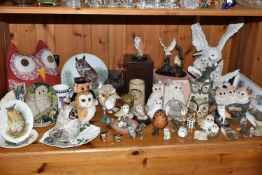 A COLLECTION OF OWL THEMED ORNAMENTS AND SUNDRY ITEMS, to include a Babbacombe Pottery tealight
